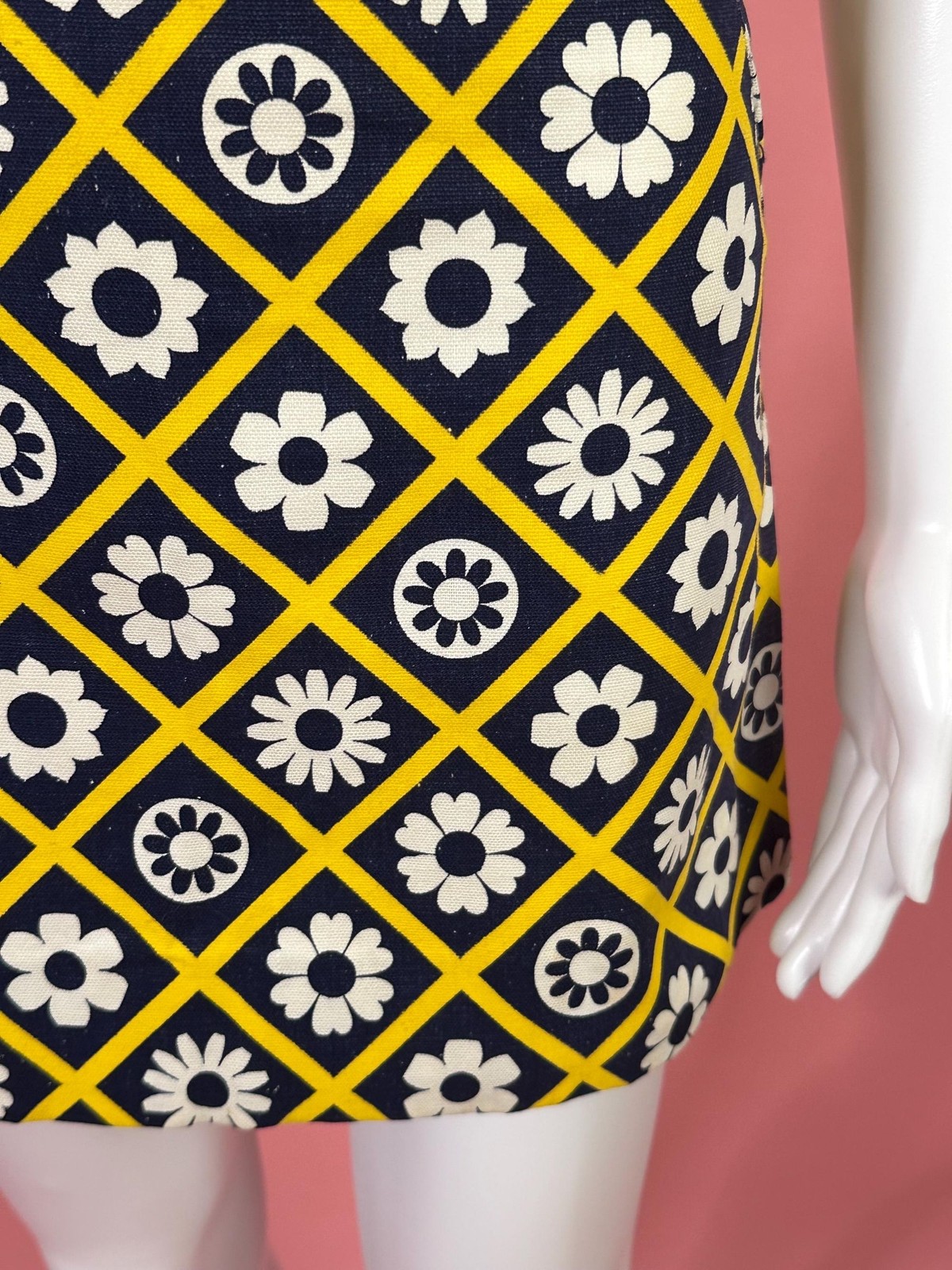 1960s-1970s Lattice Floral Print MOD SHIFT Tunic Micro Mini Dress. XS-S