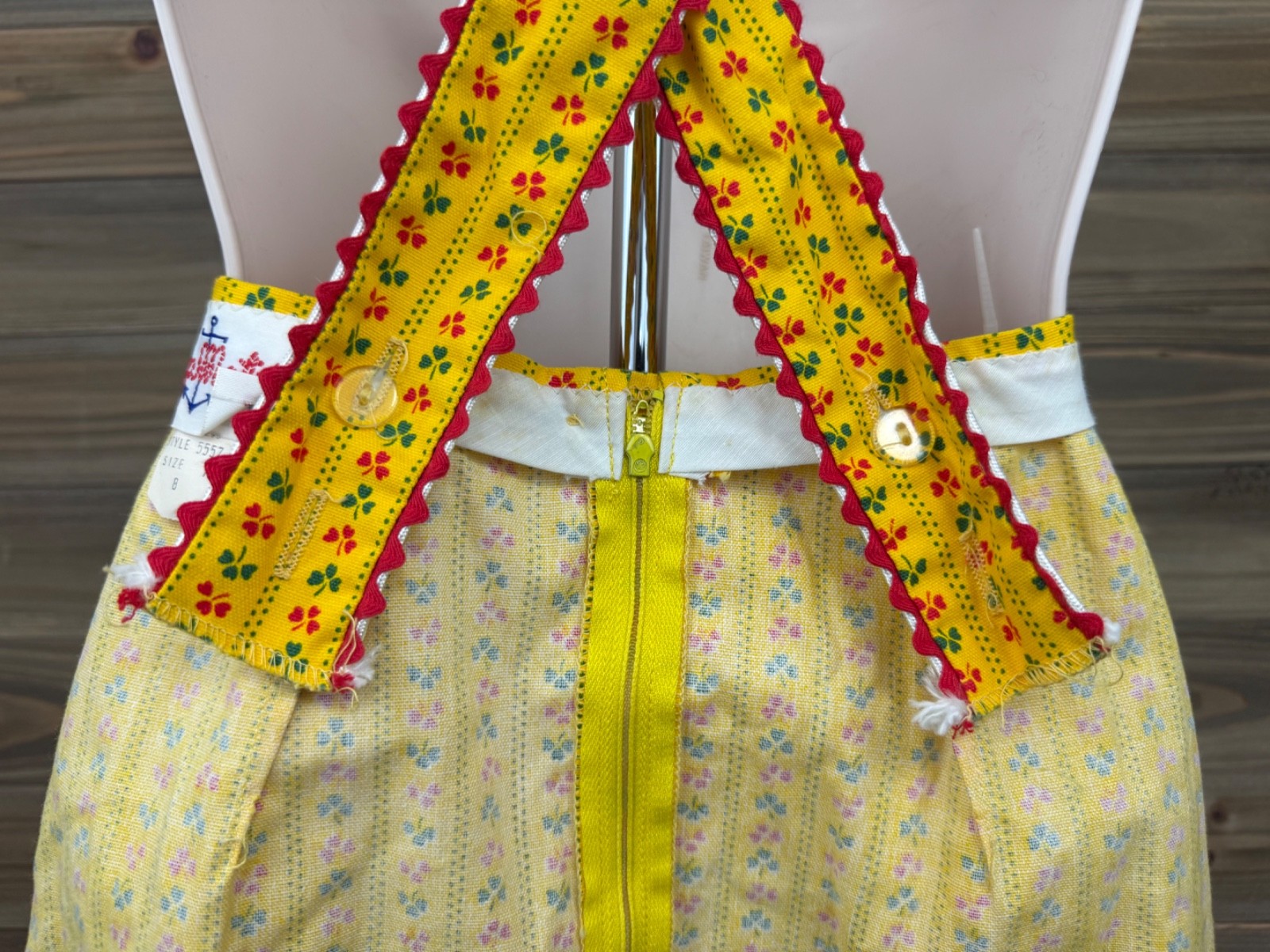 vintage 60’s pinafore mod dirndl suspender skirt rickrack trim novelty print