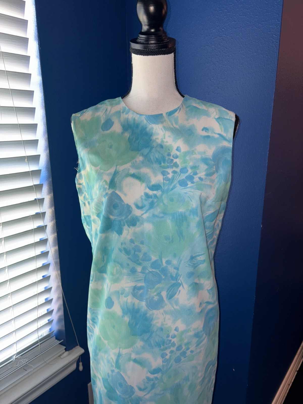 “A Splash of Retro Elegance” – Vintage 1960s Blue & Green Watercolor Shift Dress