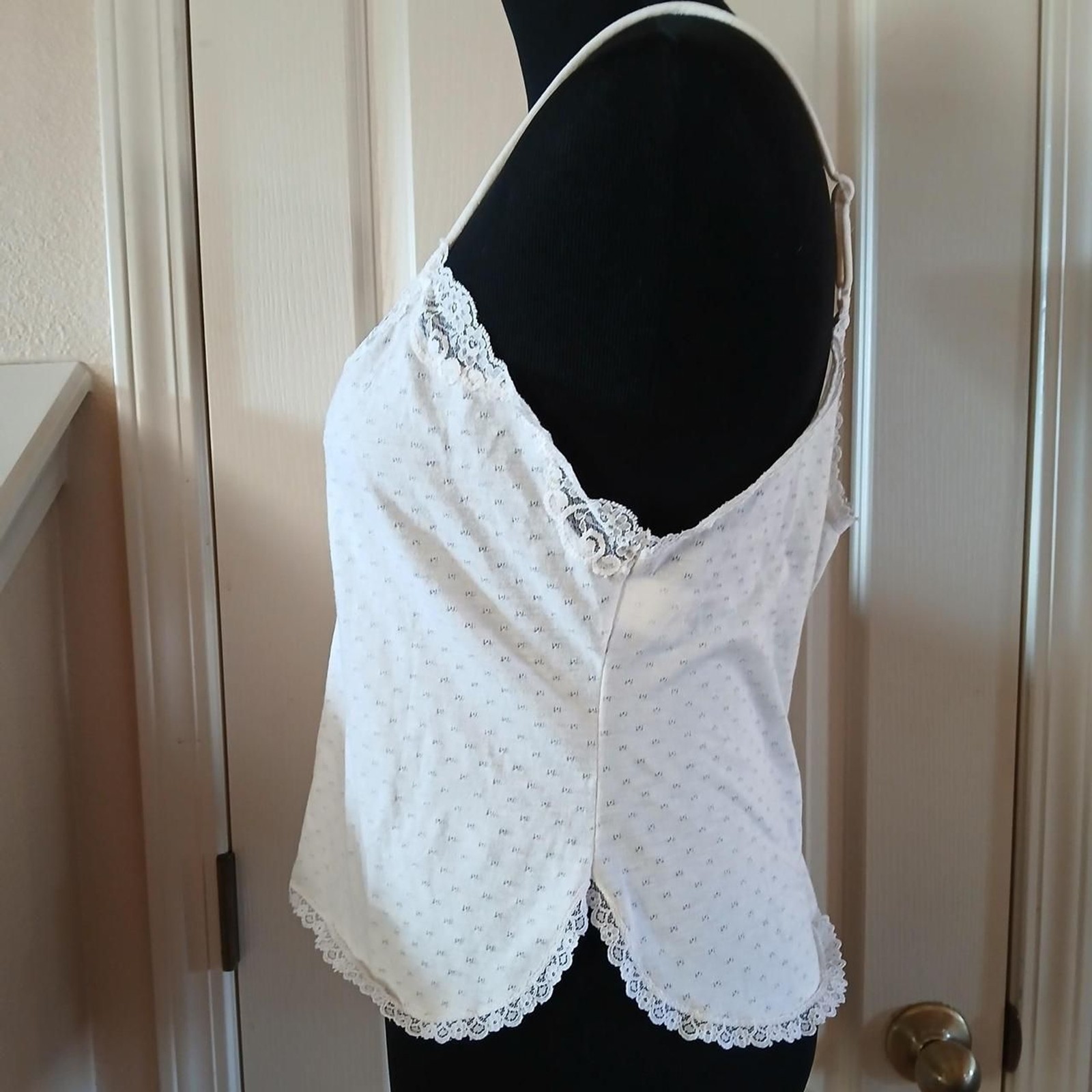 Vintage eyelet cami v-neck tank top lace trim floral embroidery faux pearl bow L
