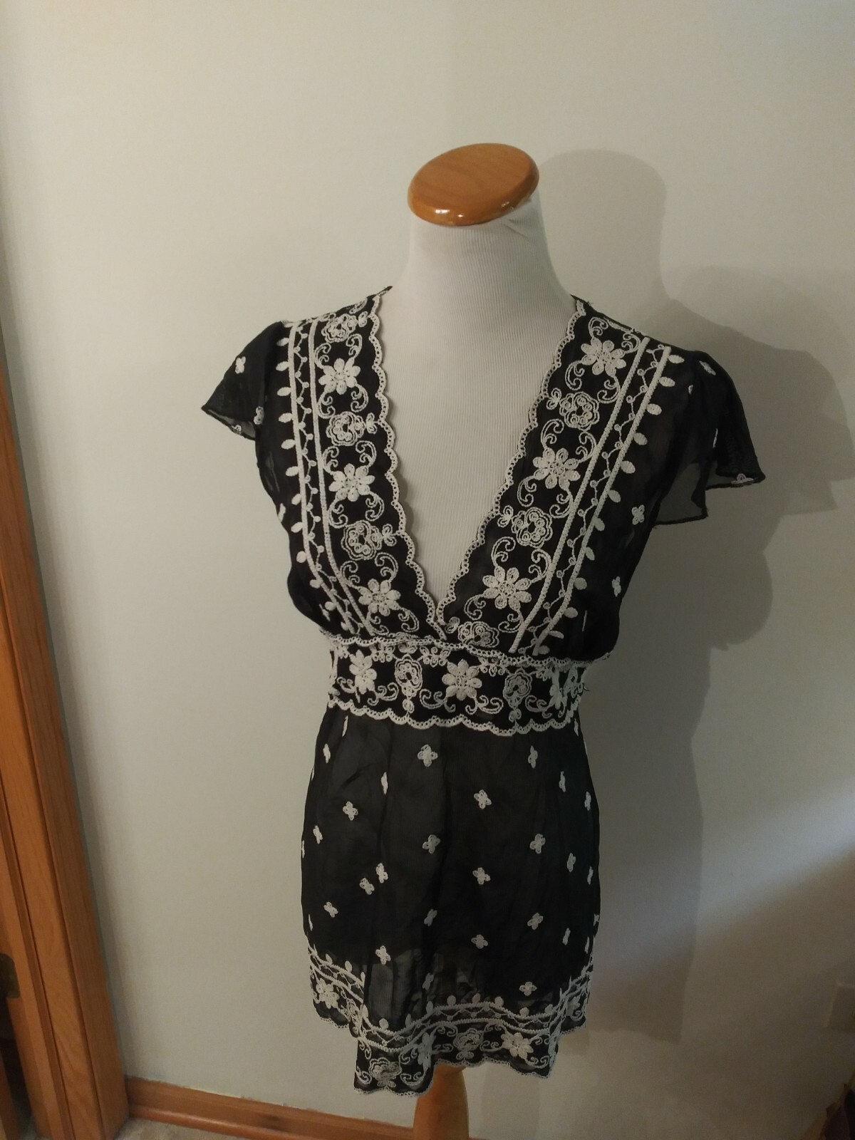Vtg The Limited women’s nylon sheer V neck black top M white embroidery pullover