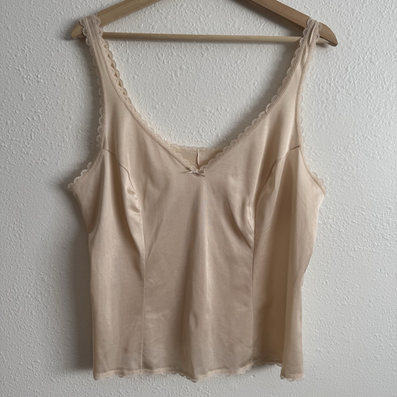 WARNERS Vintage 90s Champange Beige V Neck Bow Lace Trim Thin Strap Camisole Top
