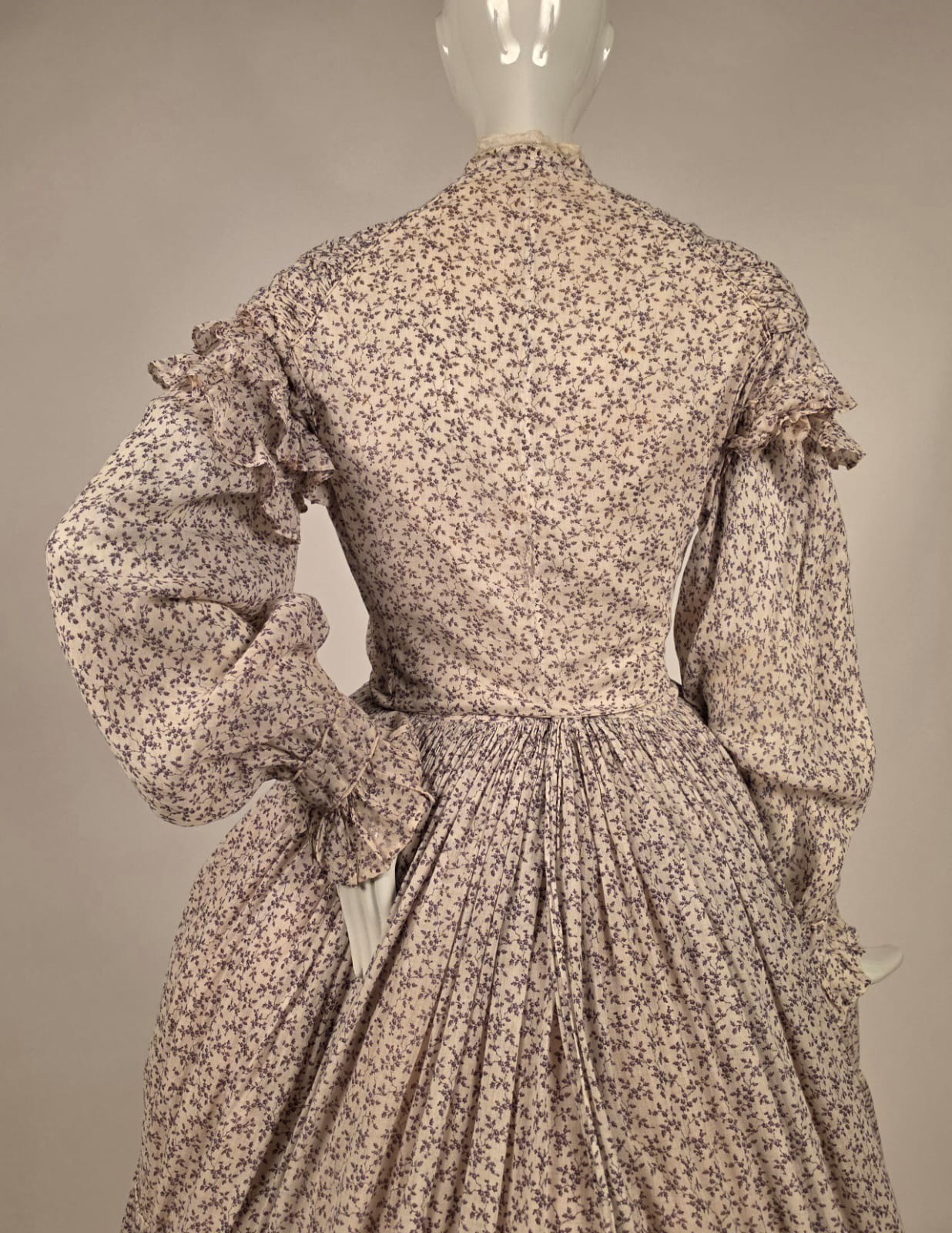 ROMANTIC 1850’S PRINT MUSLIN DRESS W TRIPLE FLOUNCE FULL VOLUME SKIRT