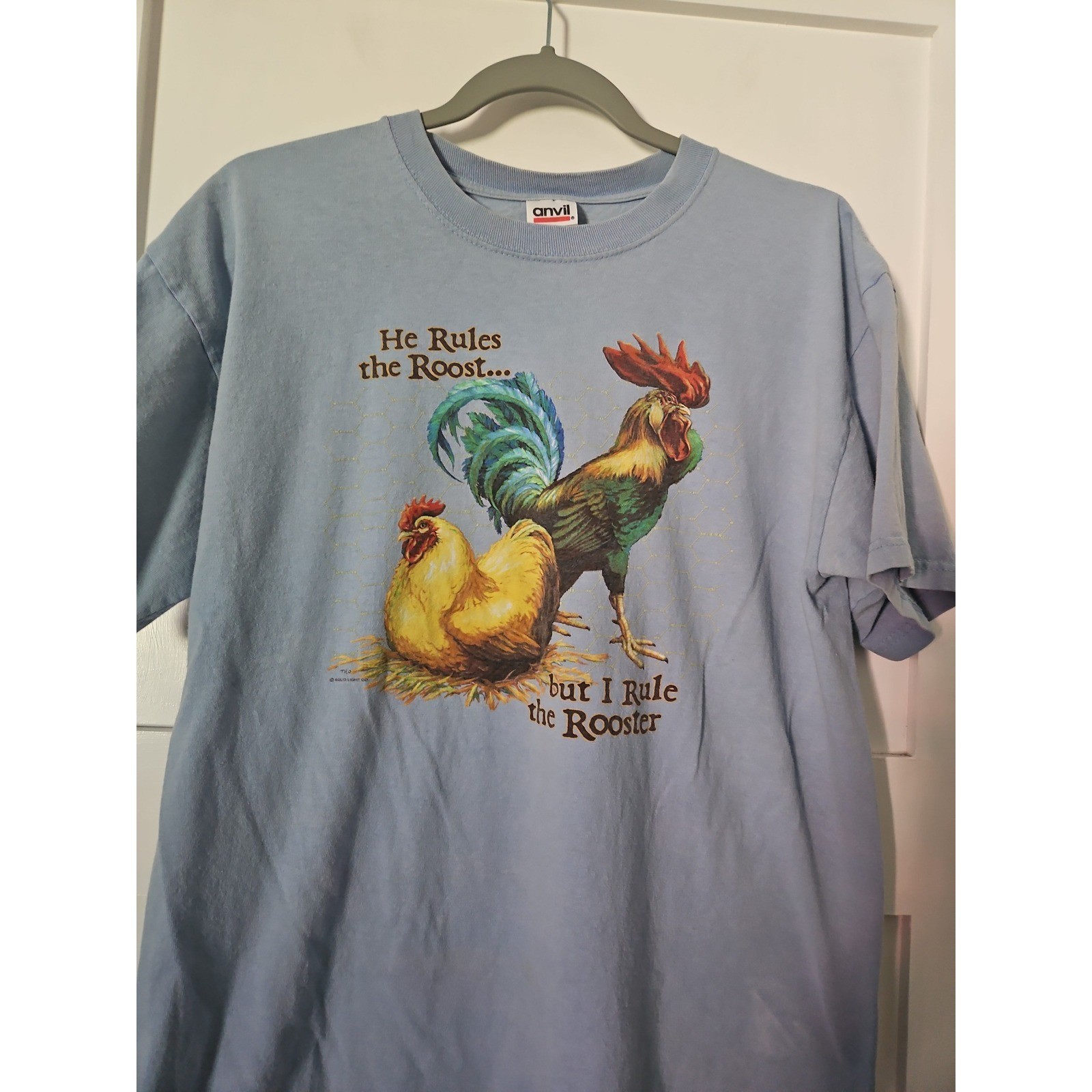 Vintage Anvil Rooster T-Shirt Light Blue Graphic Tee „He Rules the Roost” Large