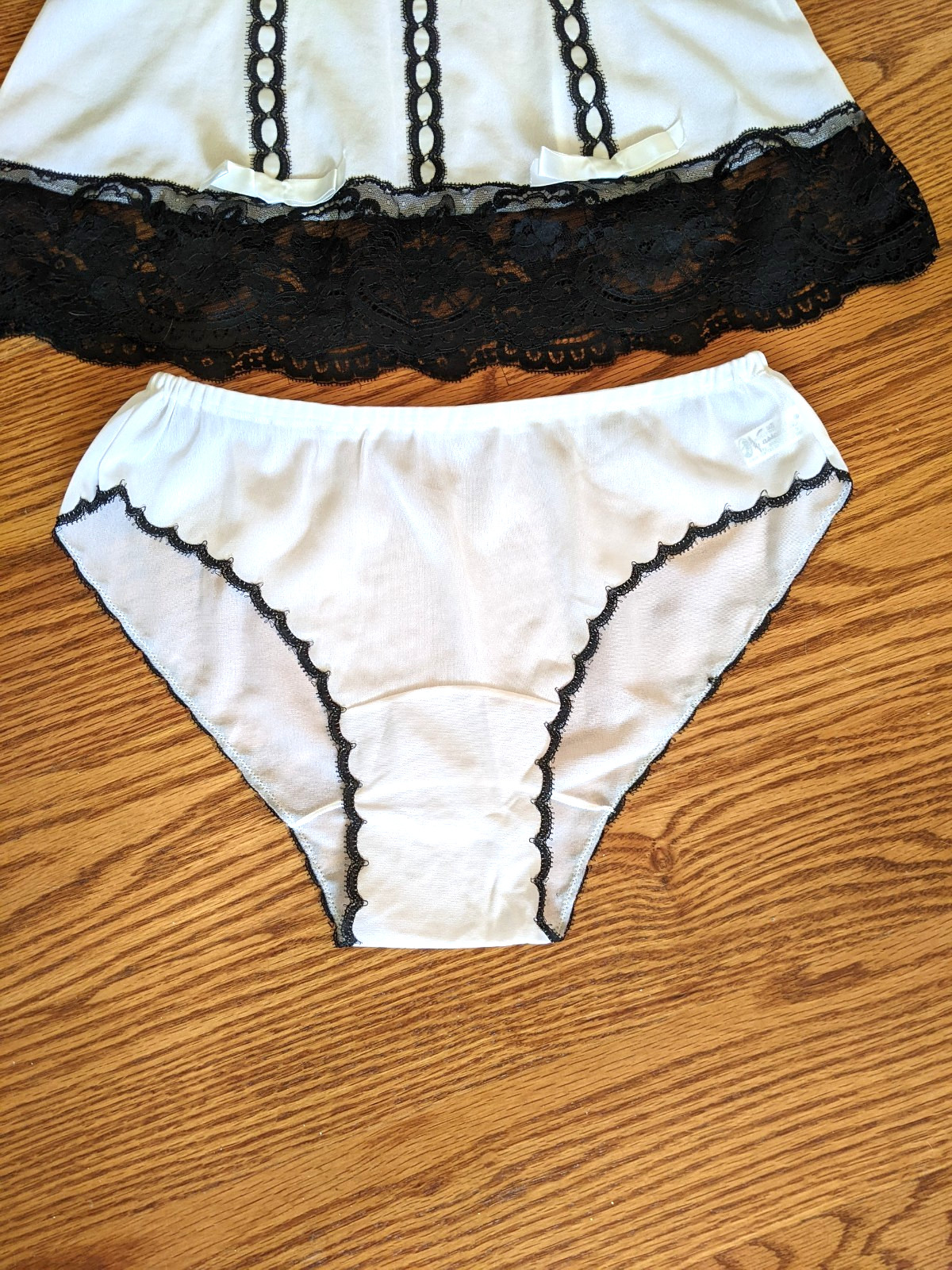 Vintage Hollywood Vassarette Crepelon Nightie and Panty Set NWT Size 32