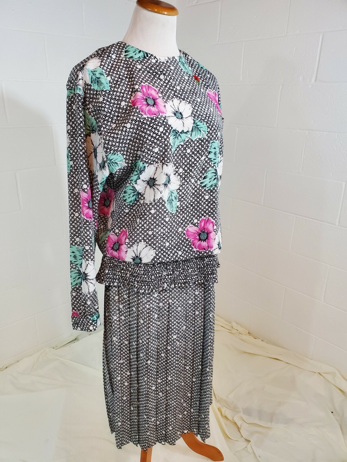 Jerrie Lurie Multicolor VTG 1970s Floral Grandmacore Pleated Dress w FREE Brooch