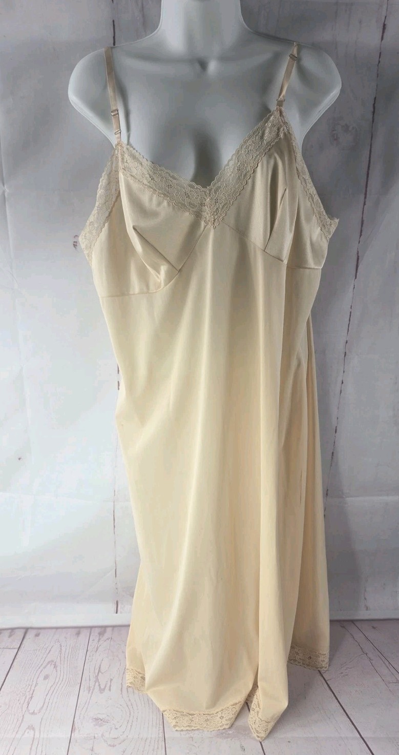 Vanity Fair Vintage Full Slip Women’s 42L Beige Nylon USA