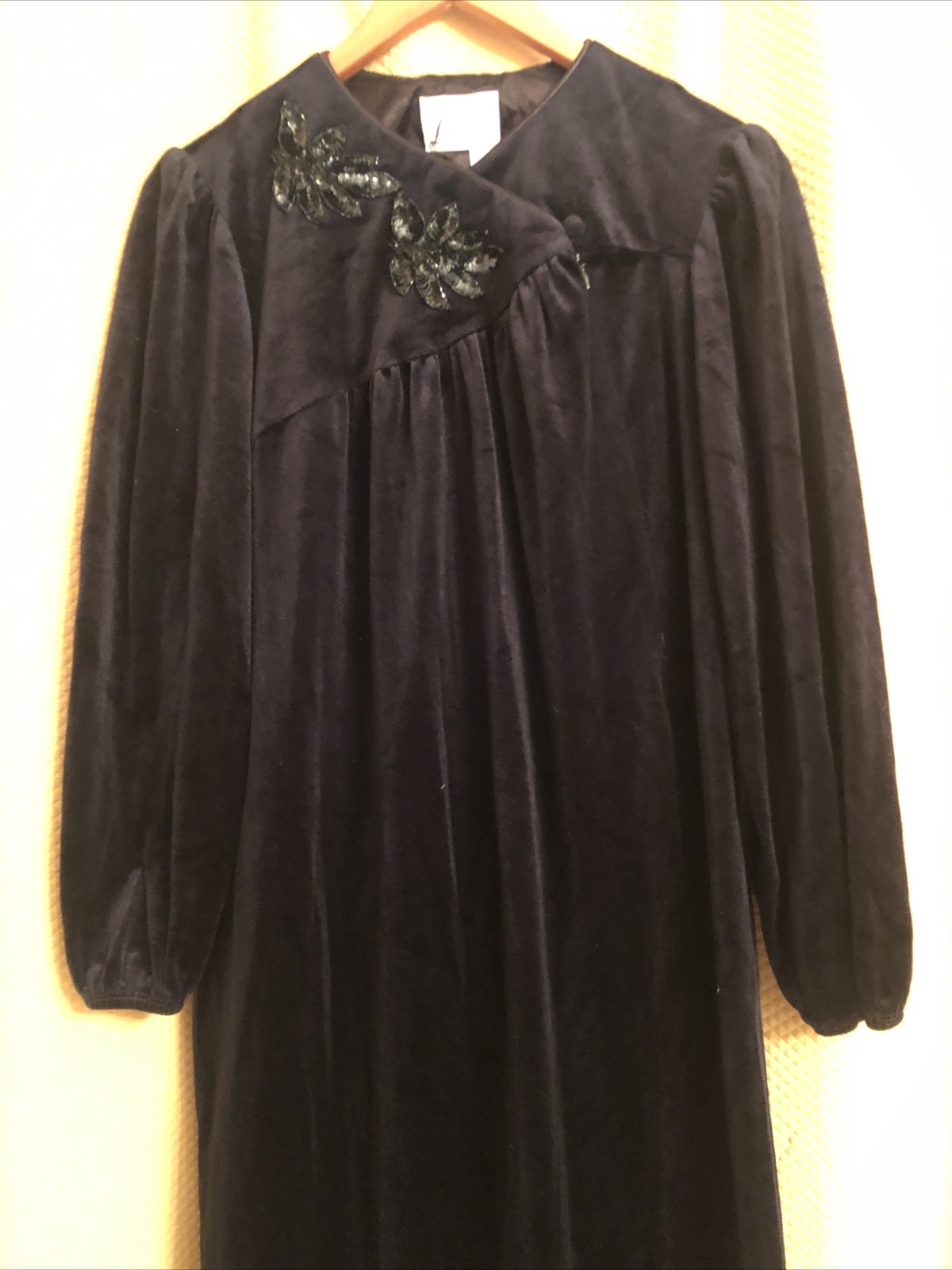 Vintage “Lisanne” 1970 Black Velour Bathrobe Robe 85% Arnel 15% Nylon Sz Med EUC