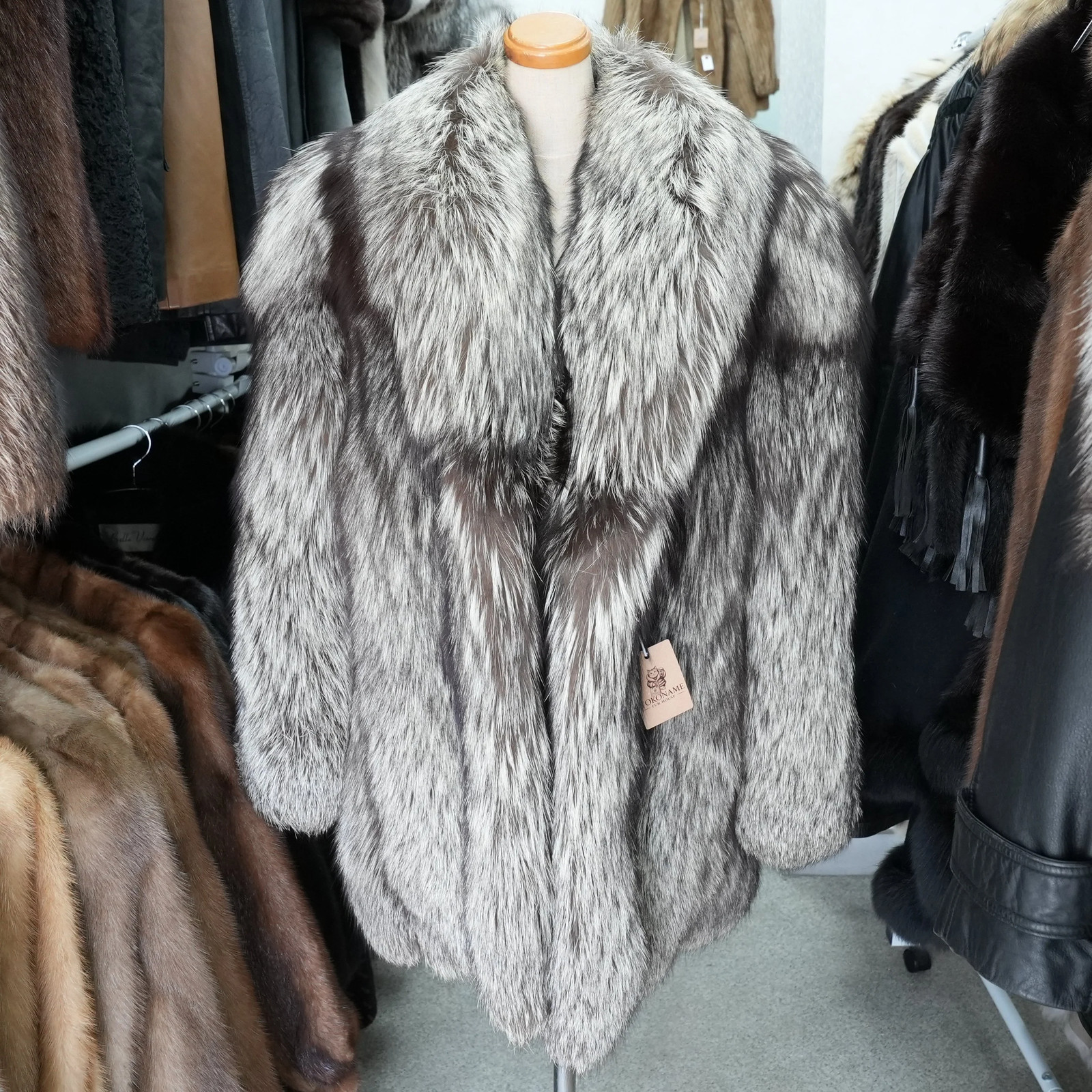 SAGA ROYAL FOX Silver Fox Coat – Genuine Vintage Fur From Japan
