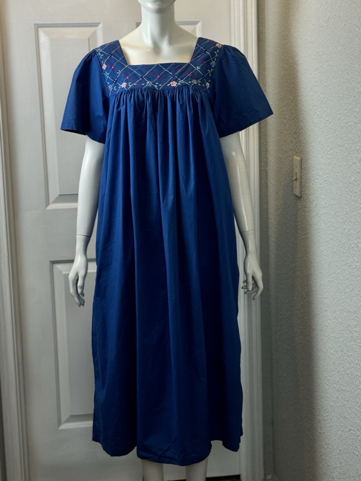 Whispers Vintage 100% Cotton With Side Pockets Blue Embroidery Dress Medium