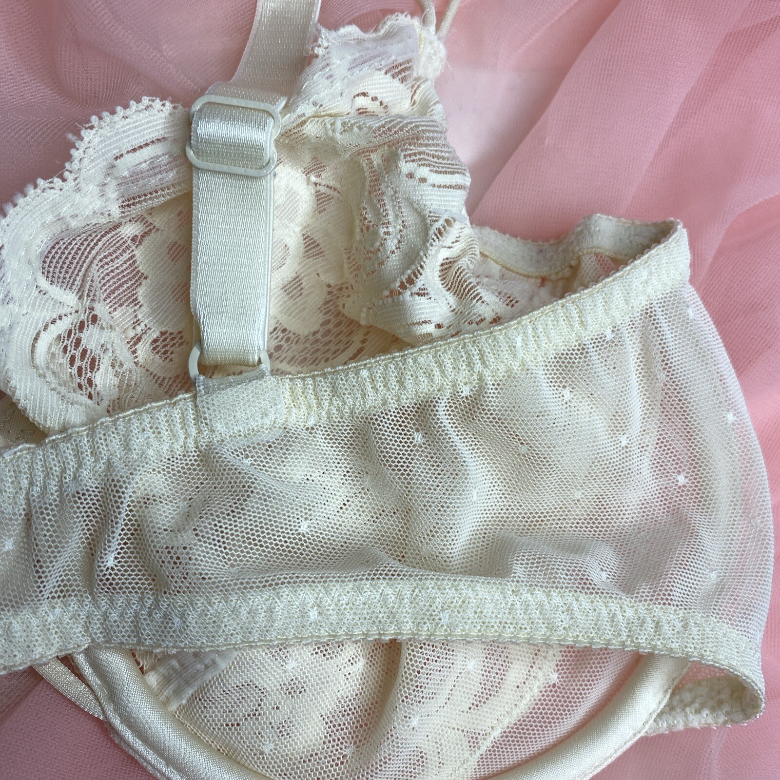 Vintage Vanity Fair Nylon Lace Unlined Bra Size 34D Ivory Underwired Fem 75-075
