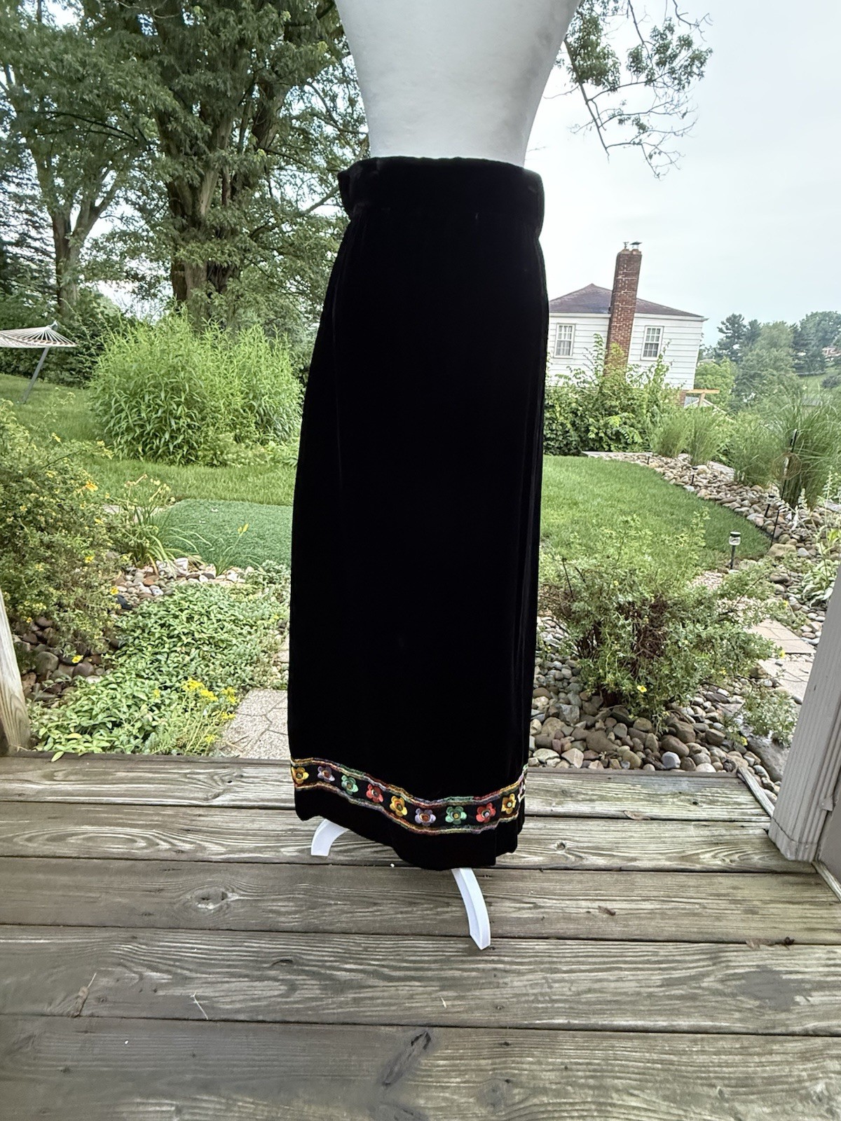 Vintage Boho Black Velvet Long Skirt Embroidered Floral Elinor gay 60’s 70’s