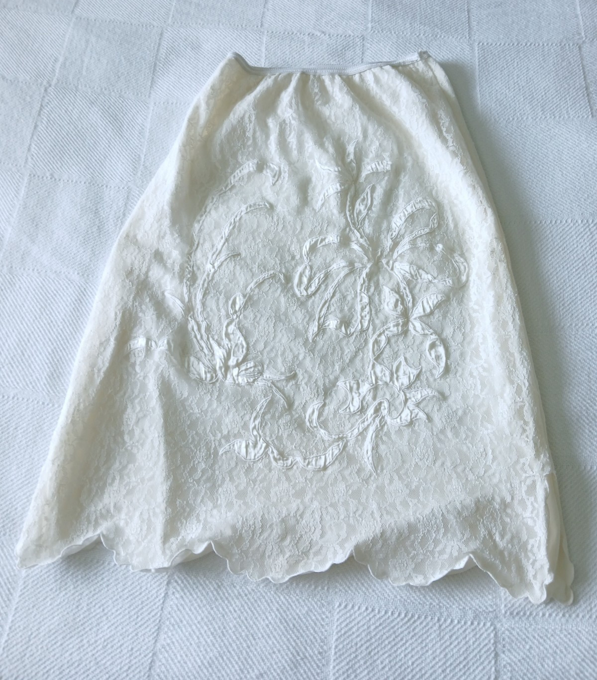 Vintage Half Slip Lace Overlay w Satin Applique Ivory Waist 22 inches Size XS?