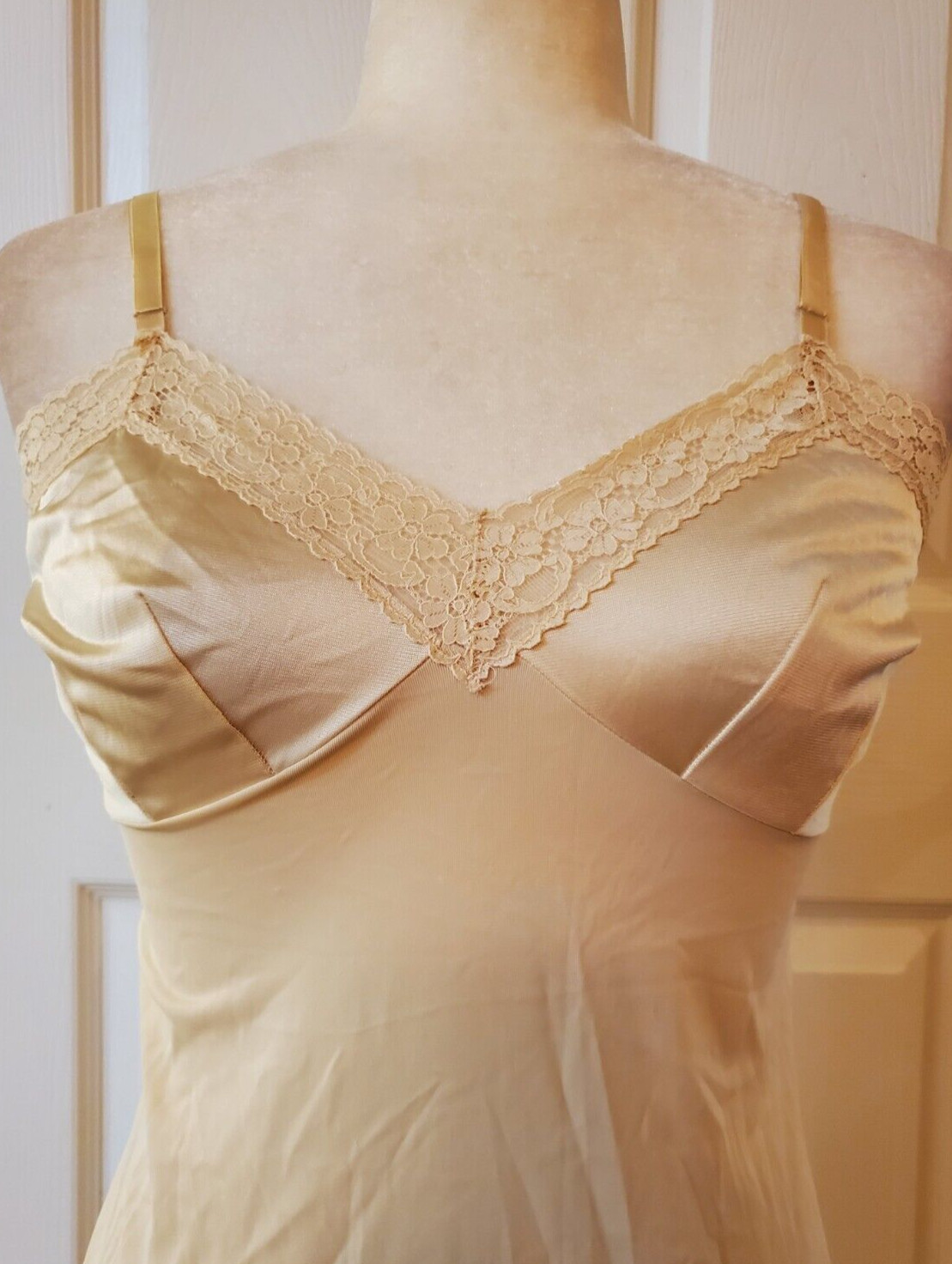VTG Vanity Fair Womens Beige Nylon Antron III Full Slip Adjustable straps Sz 32L