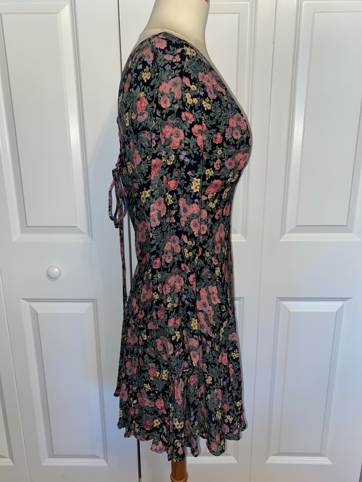 Mica vtg 1990s V-neck V-back short flirty fitted dress black pink flowers Sz M 8