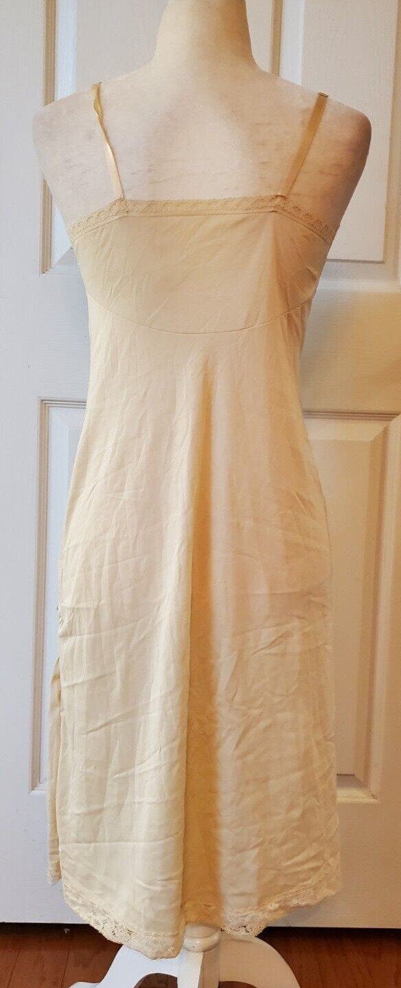 VTG Vanity Fair Womens Beige Nylon Antron III Full Slip Adjustable straps Sz 32L