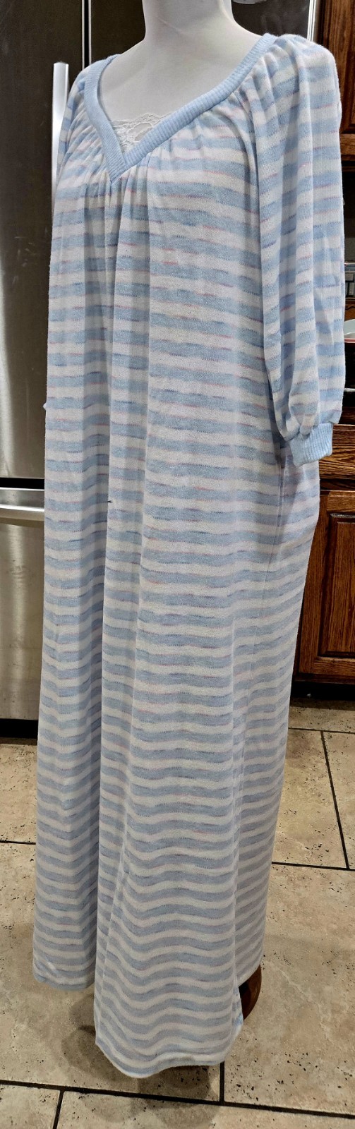 1980s DONNA RICHARD GILLIGAN & O’MALLEY Striped Polyester Acrylic Nightgown Sz M