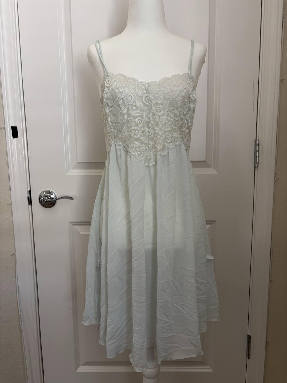 VIOLETS AND ROSES VTG MINT LACE SLIP DRESS
