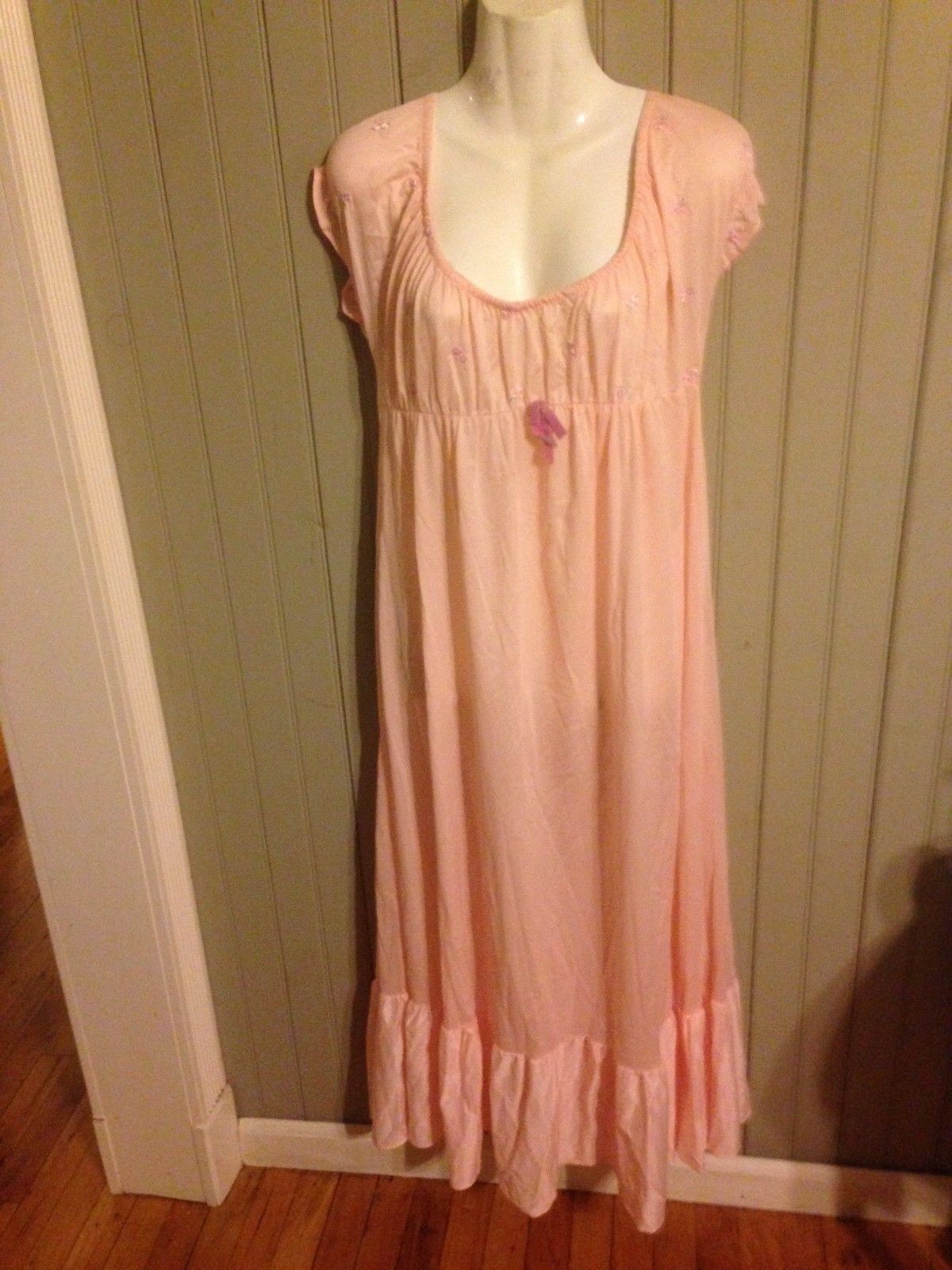 lovely vintage Movie Star peach nightgown size 15/17