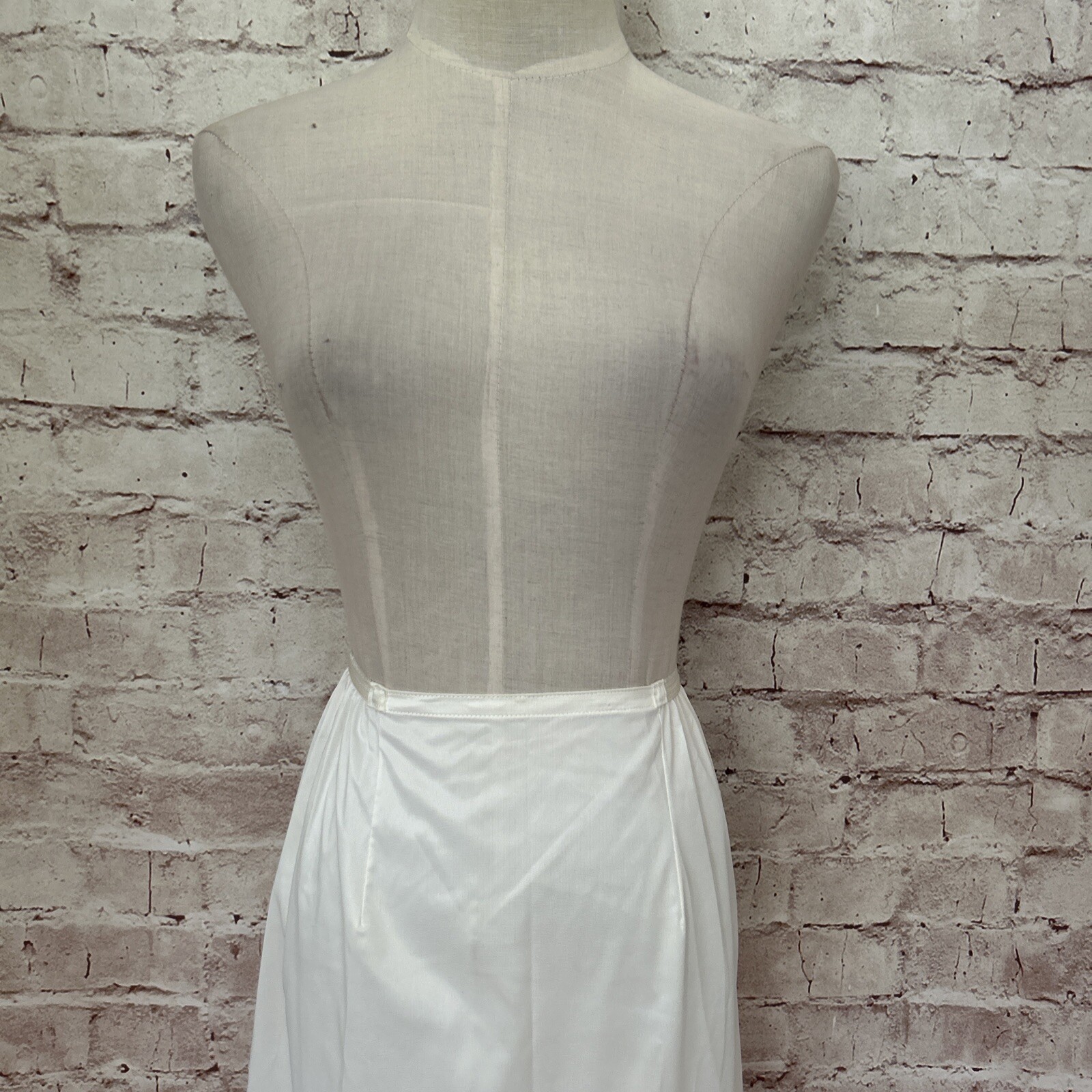 Vintage Vassarette Womens Ivory 100% Antron Nylon Midi Slip Size Small 36″ Long