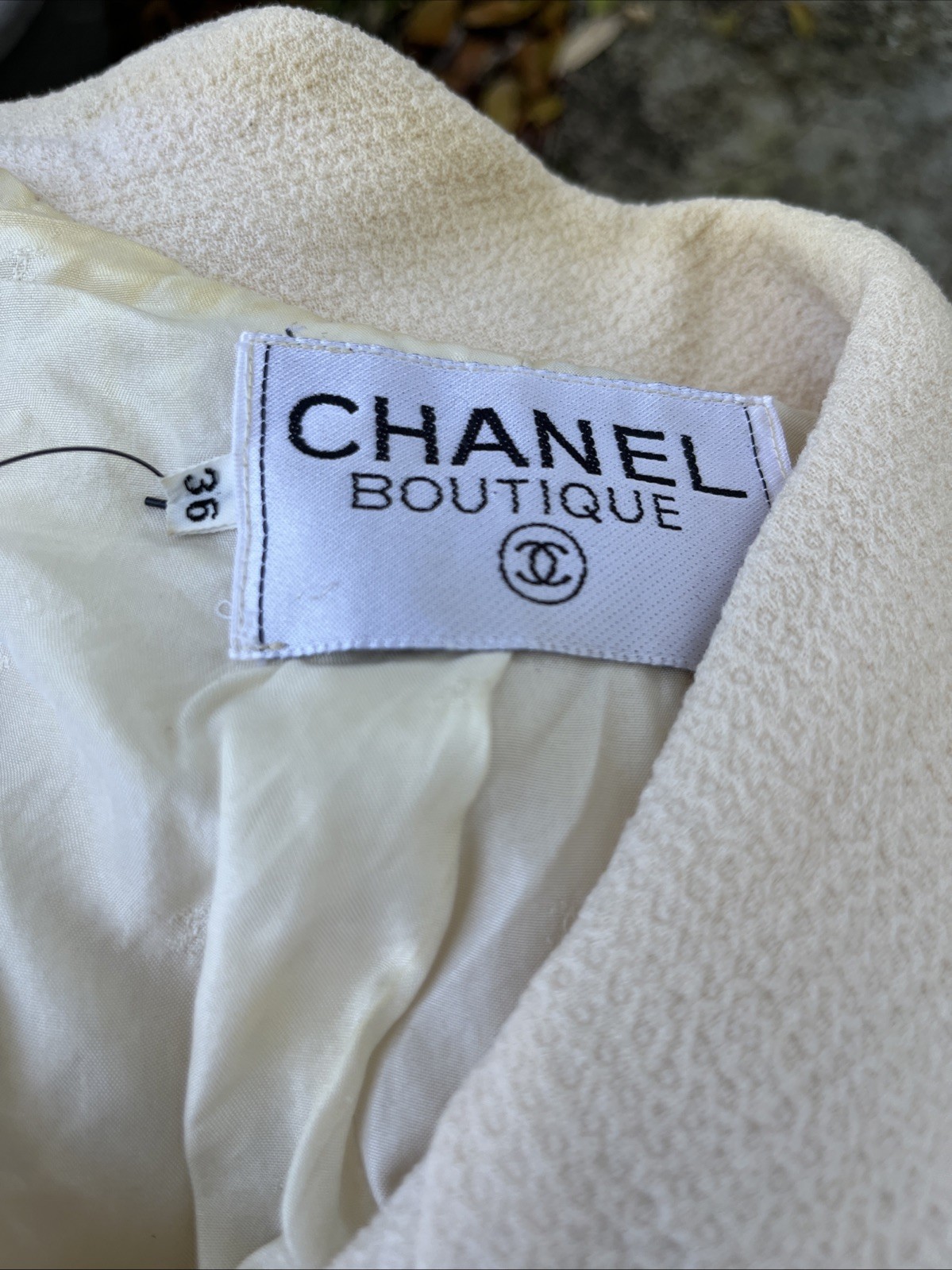 Chanel Vintage Spring 1989 White Wool Crepe Jacket 36 Chain Gold CC Buttons 36
