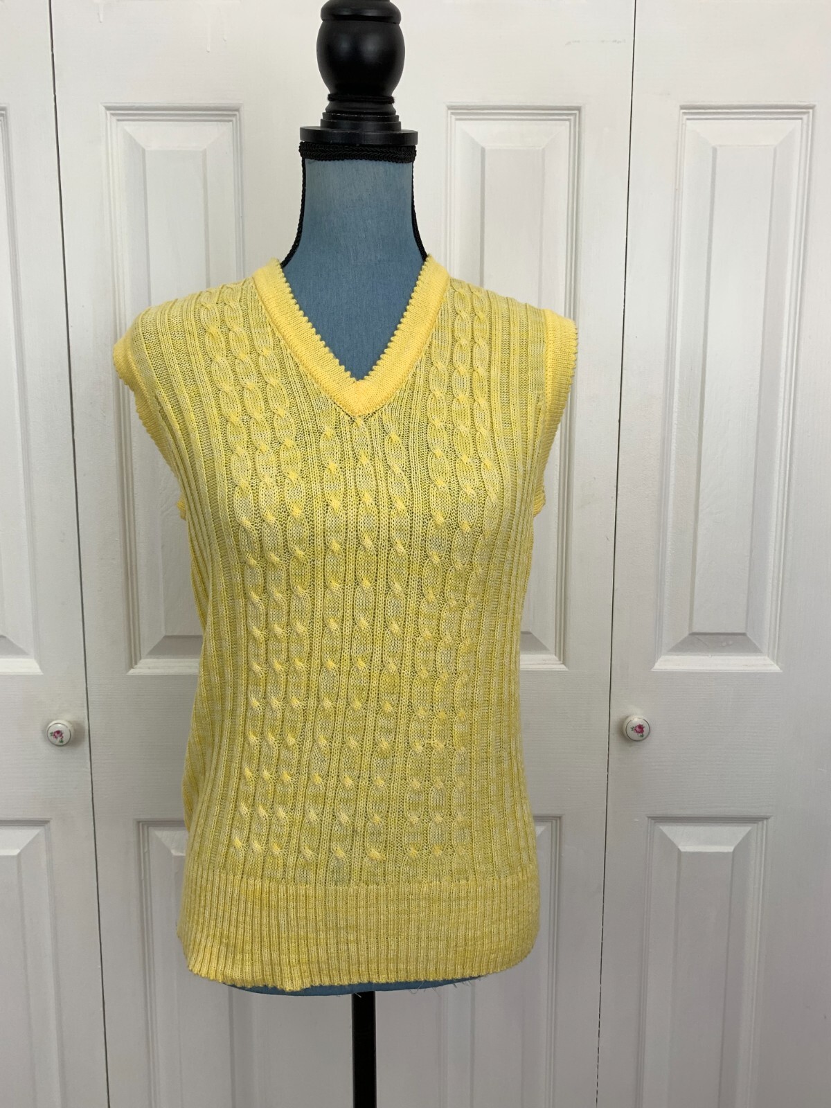 Vintage 70’s Finest Quality Knitwear Pullover Sweater Vest Yellow Jumper Knit L
