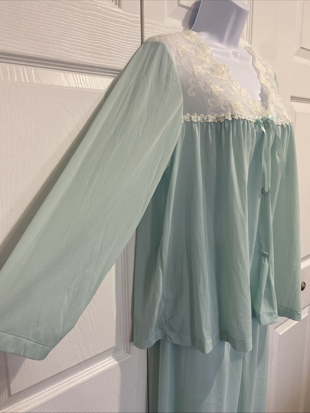 VTG 60’ Vanity Fair 2 Pc. Pajama Set Mint Green w/Beautiful Floral Lace Size L
