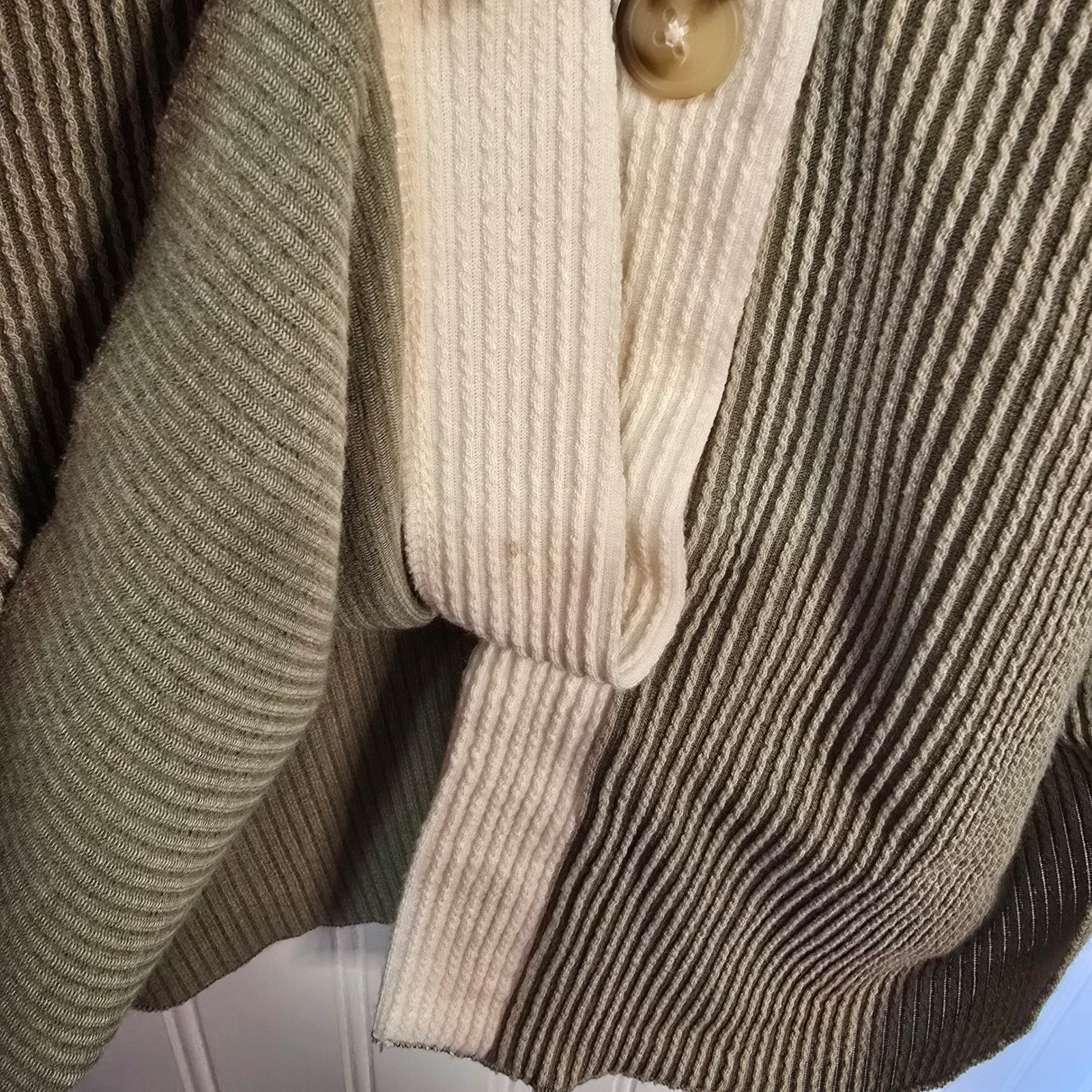 BKE Boyfriend Ribbed Colorblock Shacket Olive Green Cream XS MBK24143 Youth