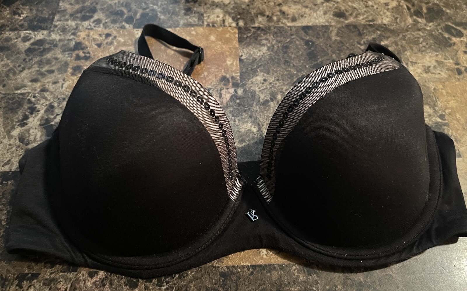 VICTORIAS SECRET FABULOUS LINED DEMI ! 32D. BLACK