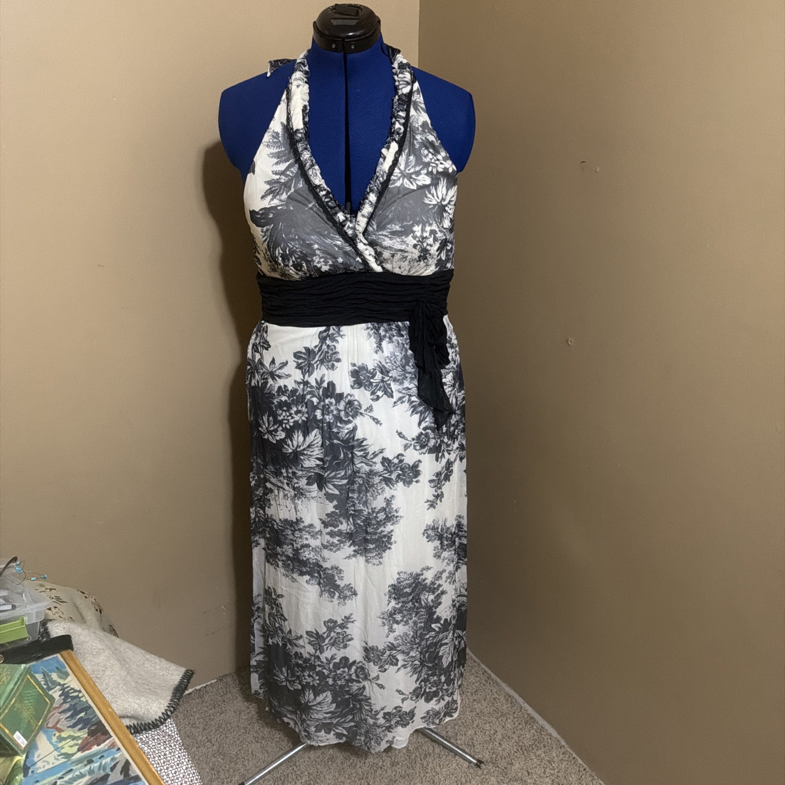Sangria Y2K 100% Silk Halter Top Maxi Dress In Beige And Black Floral. Size 14