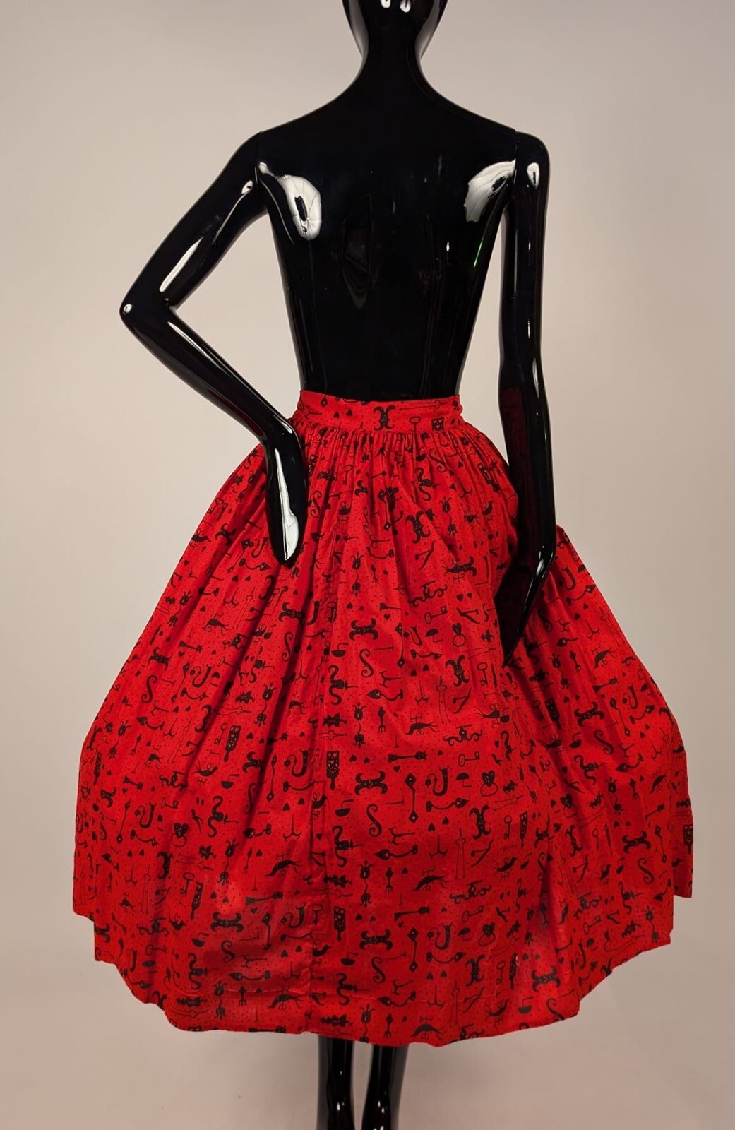 VINTAGE 1950’S RED COTTON SKIRT W 18TH C CAST IRON PRINT W HEARTS + KEYS