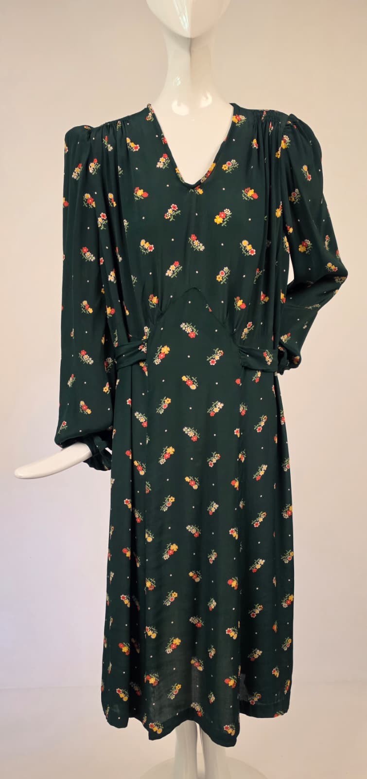 LARGE SIZE 1930’S GREEN SILK DRESS W FLORAL PRINT + PADDED SHOULDERS