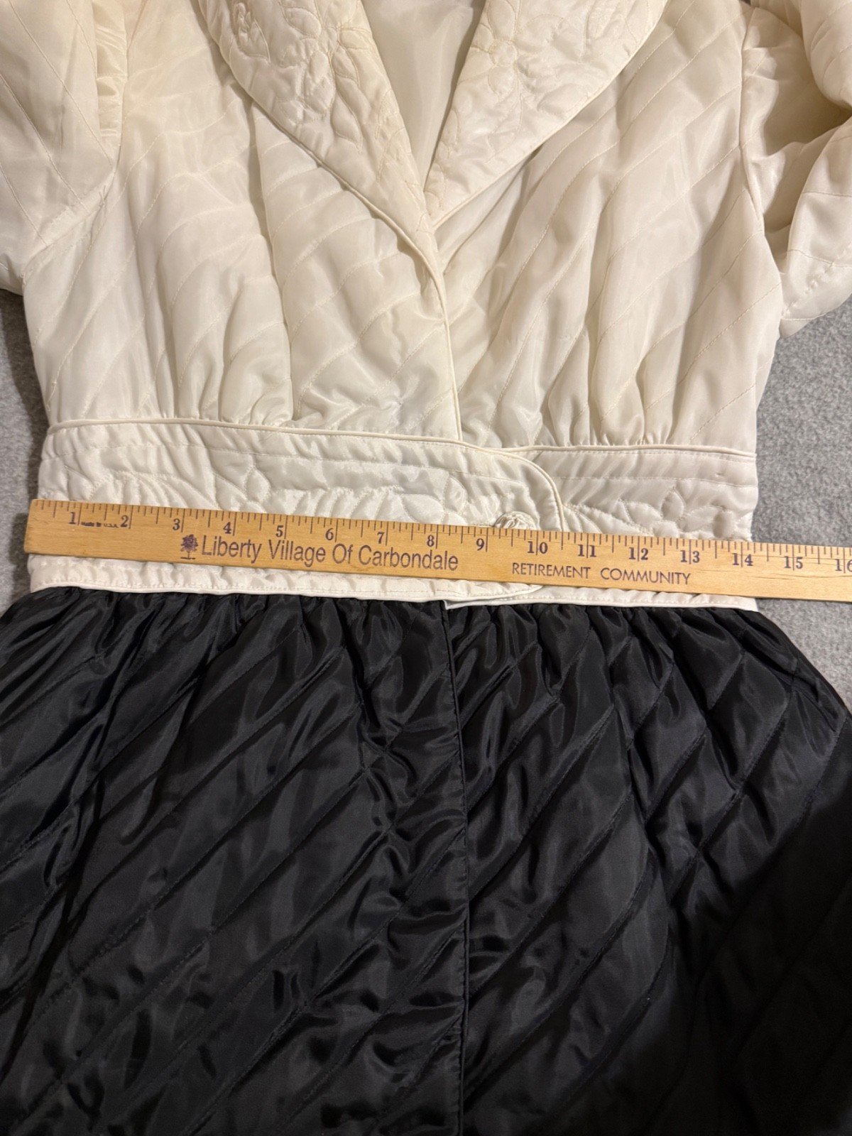Vintage 1960’s Dynasty Black and White Quilted Robe Dressing Gown Classy Petite