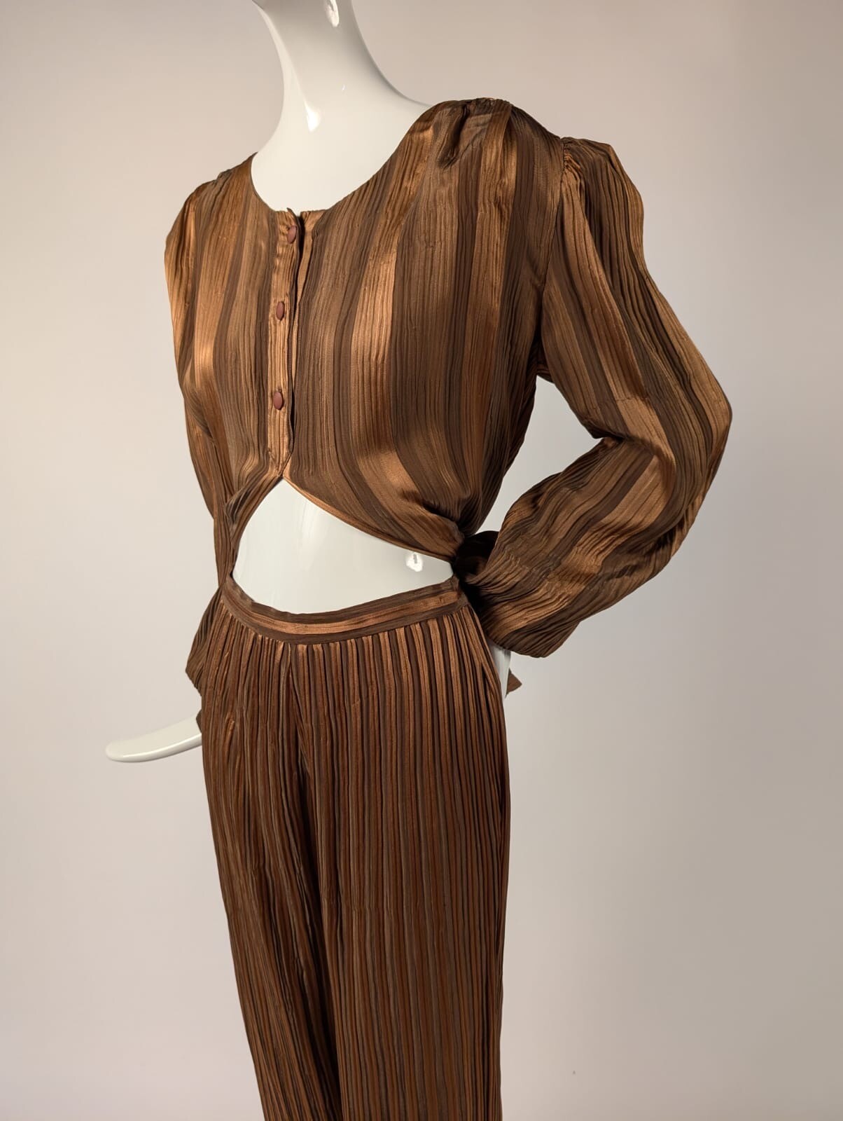 LUXURY 1970’S PLEATED SILK LOUNGING SUIT W OPEN FRONT MADE IN ITALY