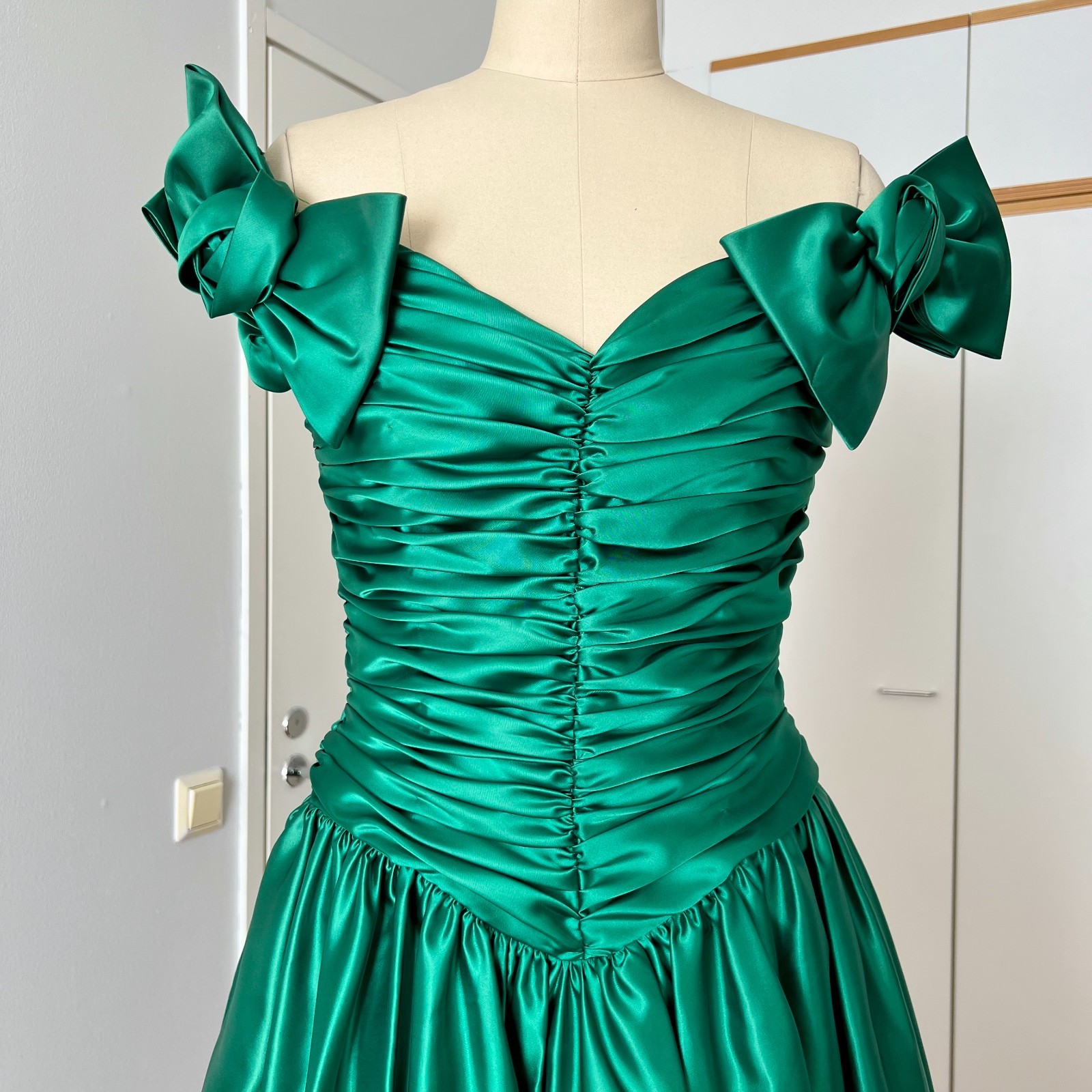 1980s JOHN CHARLES Green Off Shoulder Prom Gown Romantic Party Evening Dress
