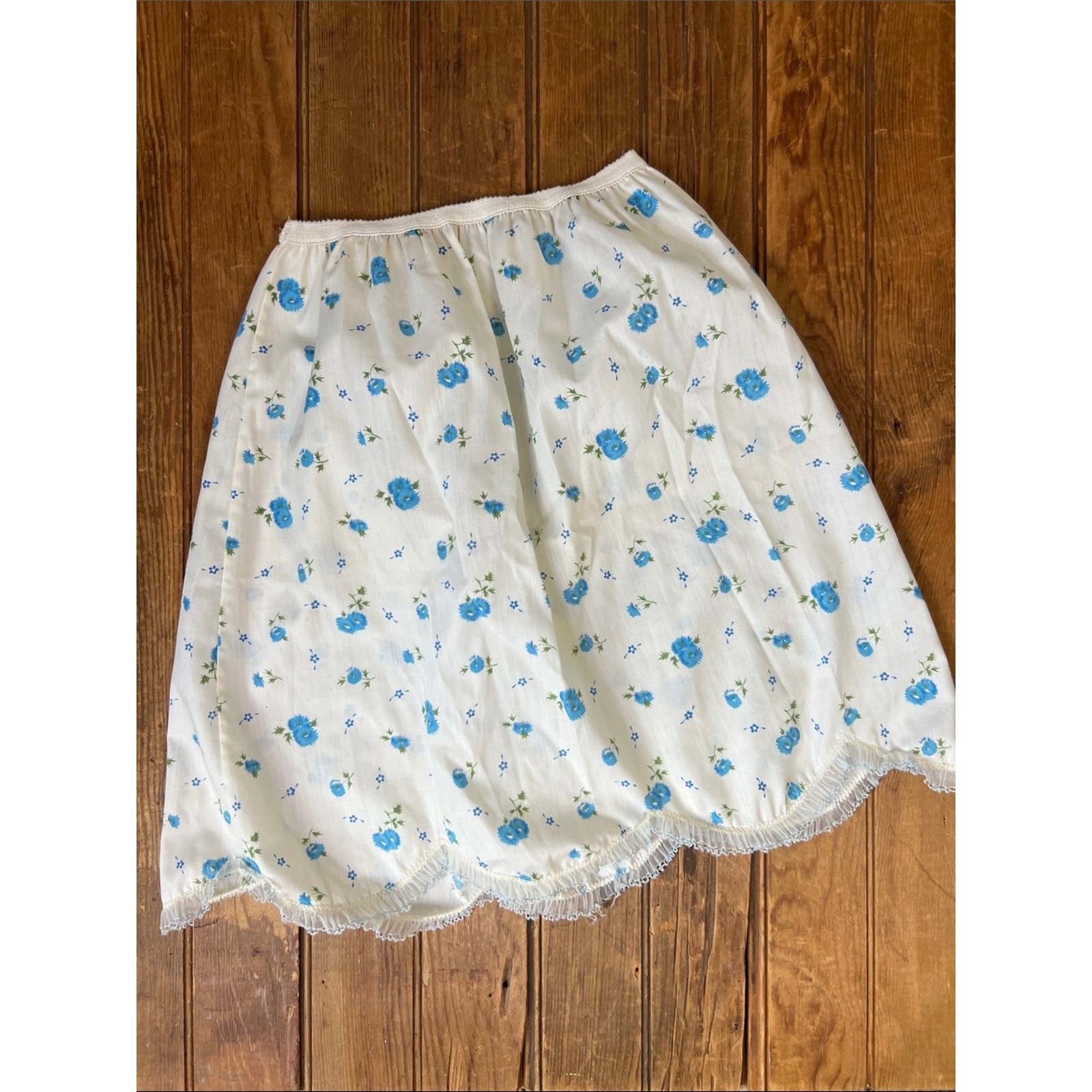 Vintage 1960s mini slip skirt. Off white blue floral scallop edging EUC