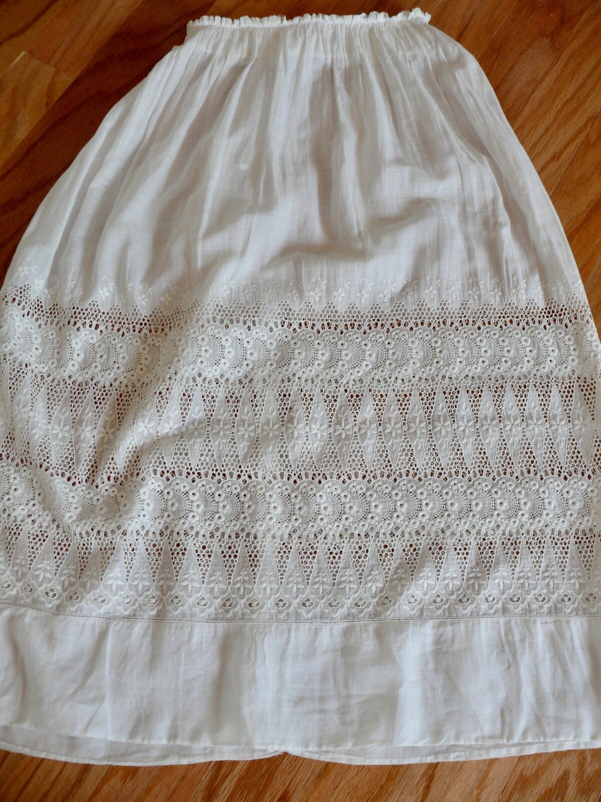 1900 Victorian White Overskirt or Skirt Linen with Boning & Wide Lace XS as is