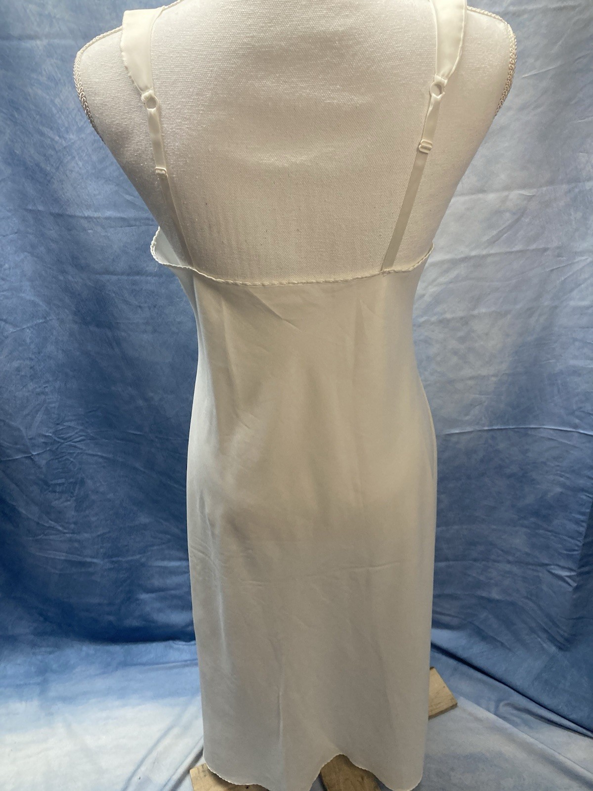 Vintage 1970s Women’s Vanity Fair Ivory Sleeveless Ankle Length Nightgown Size34