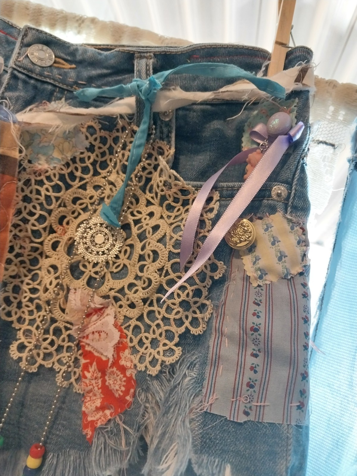 VTG DISTRESSED 812 REDLINE GYPSY EMBRD CROCHET CARE BEAR DENIM HIPPY SHORTS L