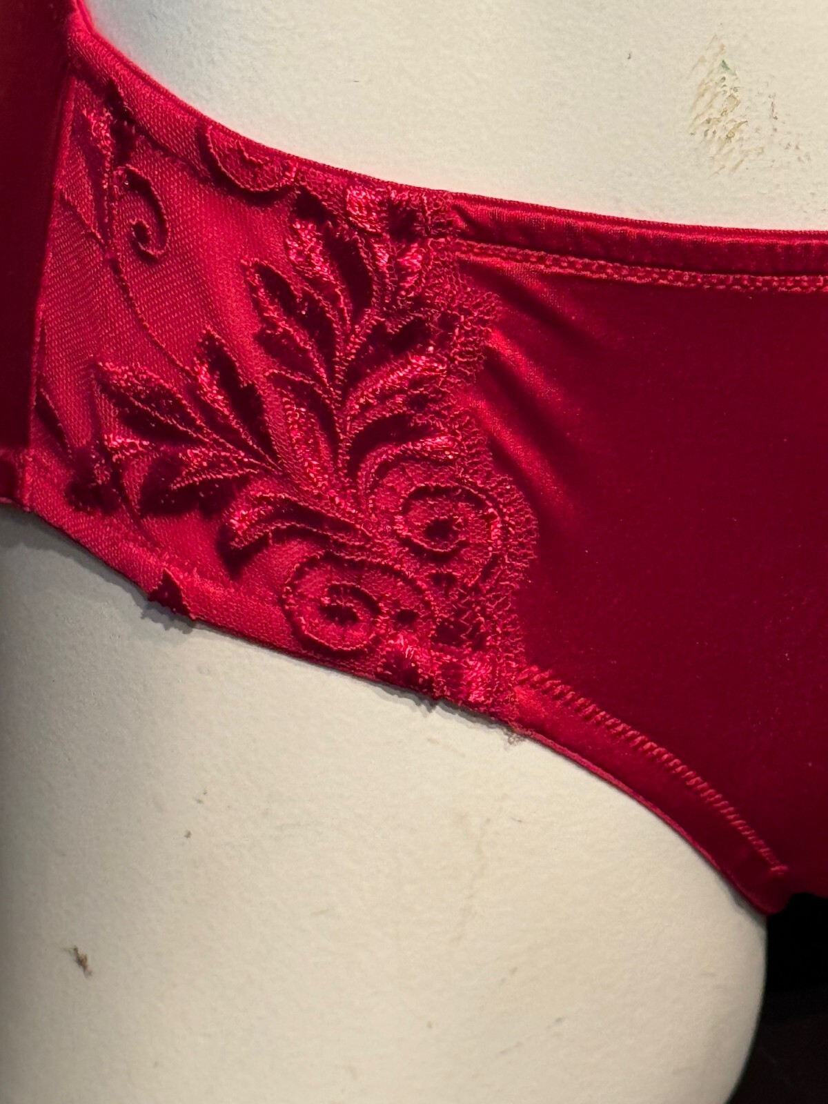 VINTAGE SOMA ~ RUBY RED ~ SENSUOUS LACE HIPSTER PANTIES ~ SIZE MEDIUM