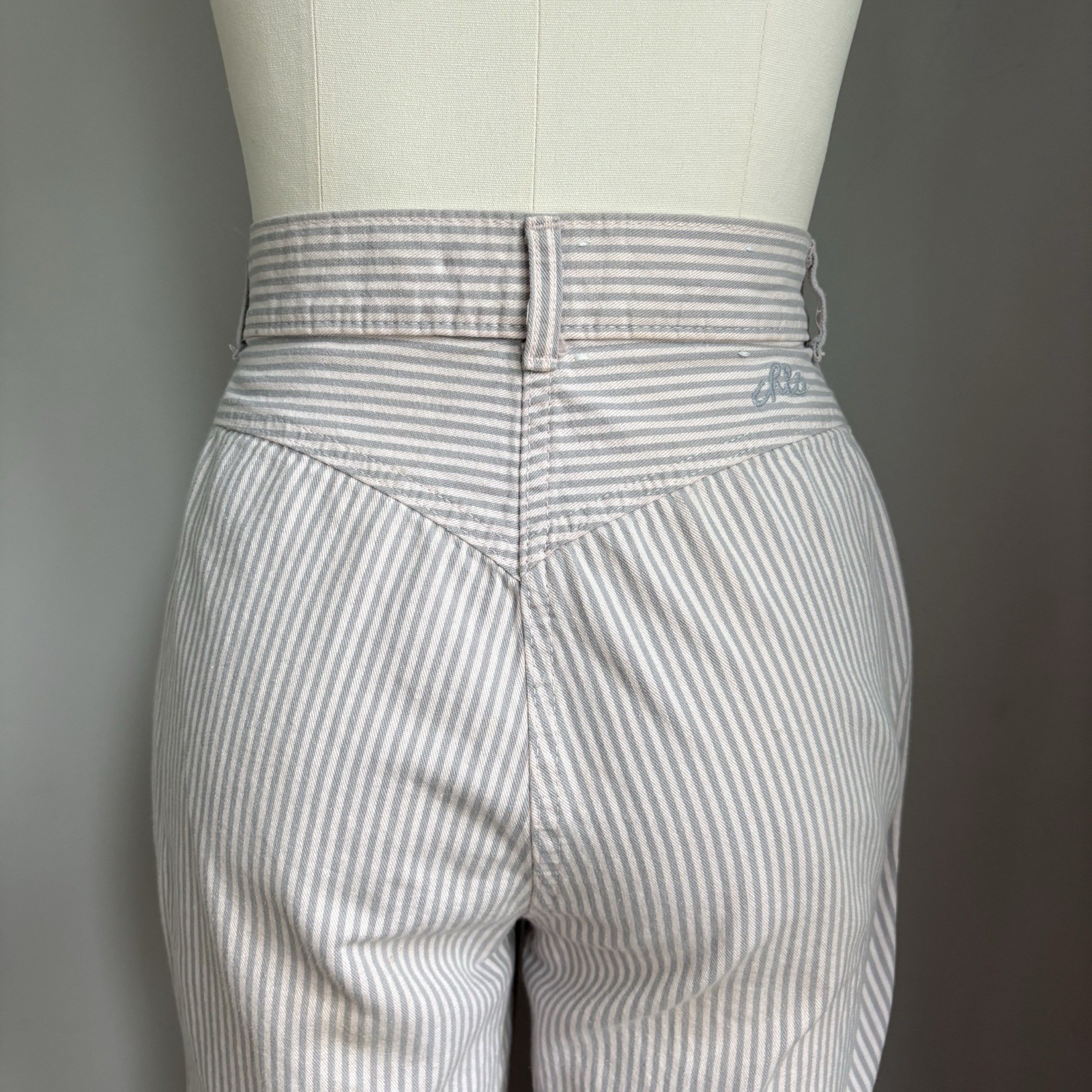 Vintage 80’s does 50’s Pale Pink & Gray Striped Cigarette Style Pants S 27 x 28