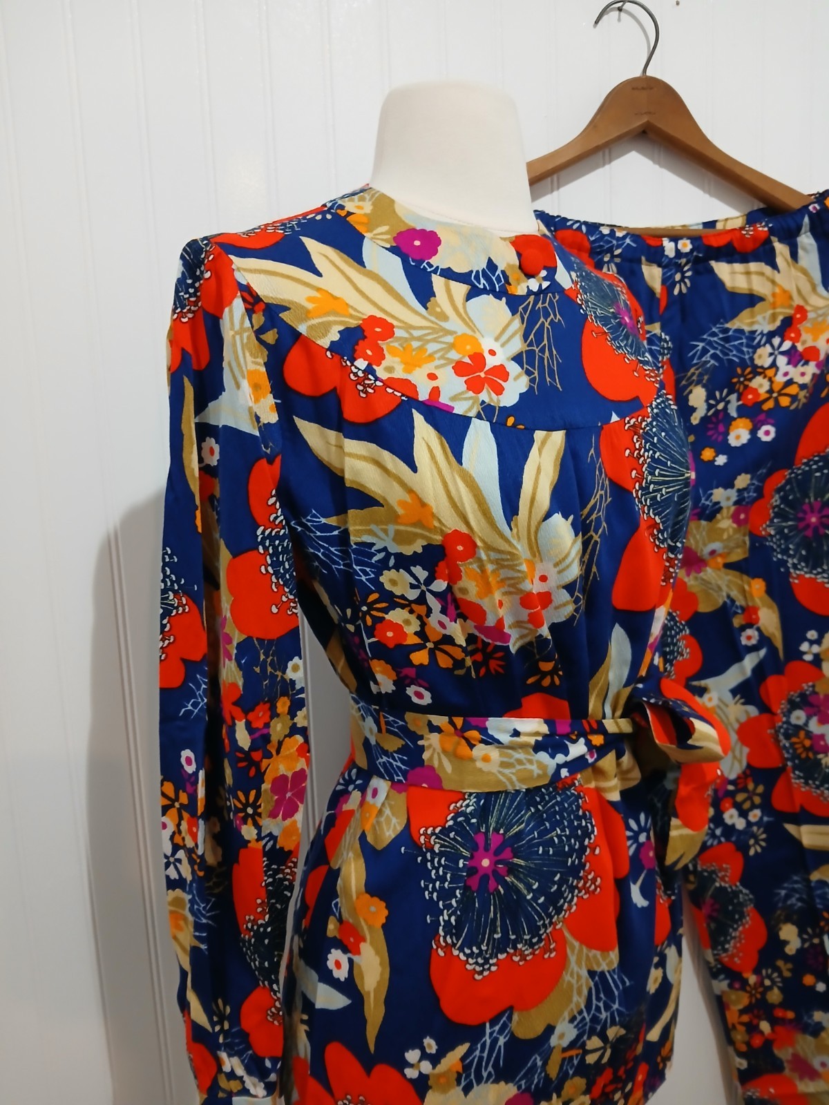 True Vintage 1970’s Ladies 2pc Matching Top Pants Retro Mod Hippie Bright