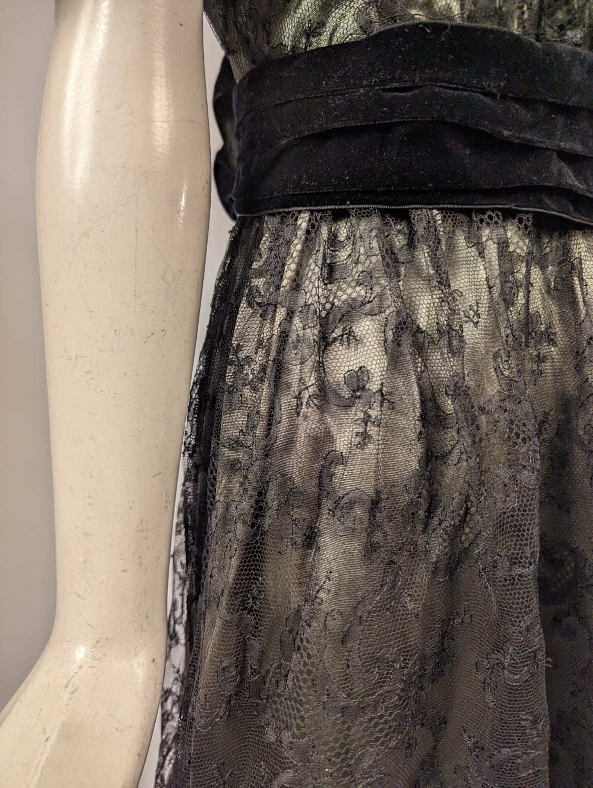 EDWARDIAN BLACK CHANTILLY LACE PARTY DRESS W SEQUINS + JET BEADS