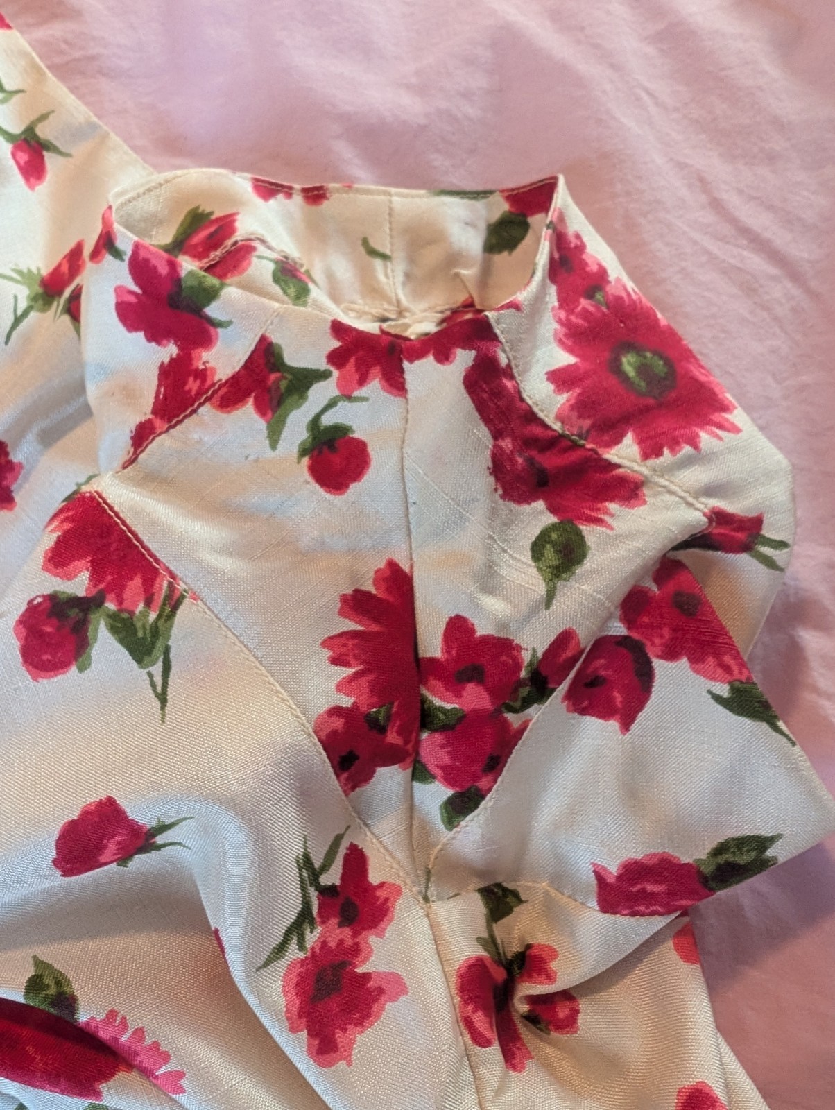 1950s 1960s Day Dress Red Floral Silky Fabric Covered Buttons Straight Skirt S/M