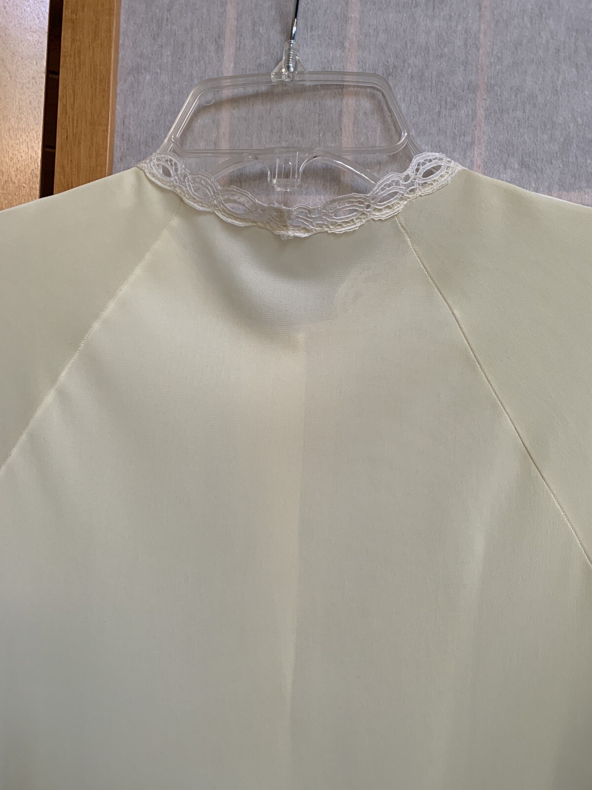 VINTAGE VANITY FAIR PALE YELLOW NYLON NIGHTGOWN & ROBE SET–SIZE XSMALL