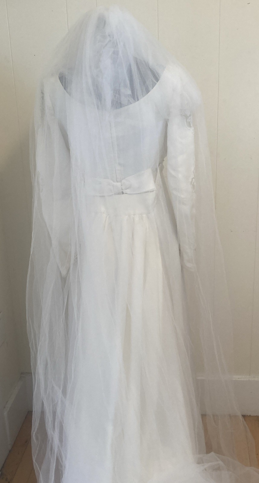 Vintage Custom Handmade Wedding Dress w/ Train & Veil – 1960s