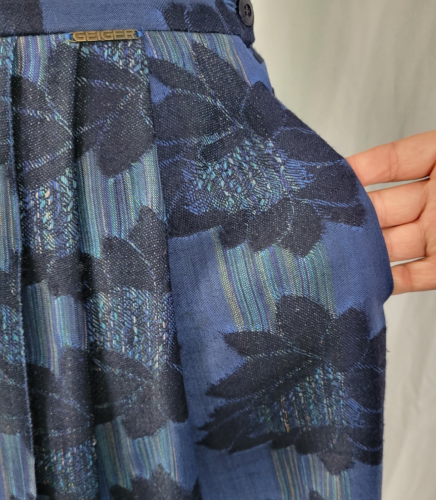 Vintage Geiger 100% Wool Blue Pleated Skirt w Black Flowers Size 40 (US Med)