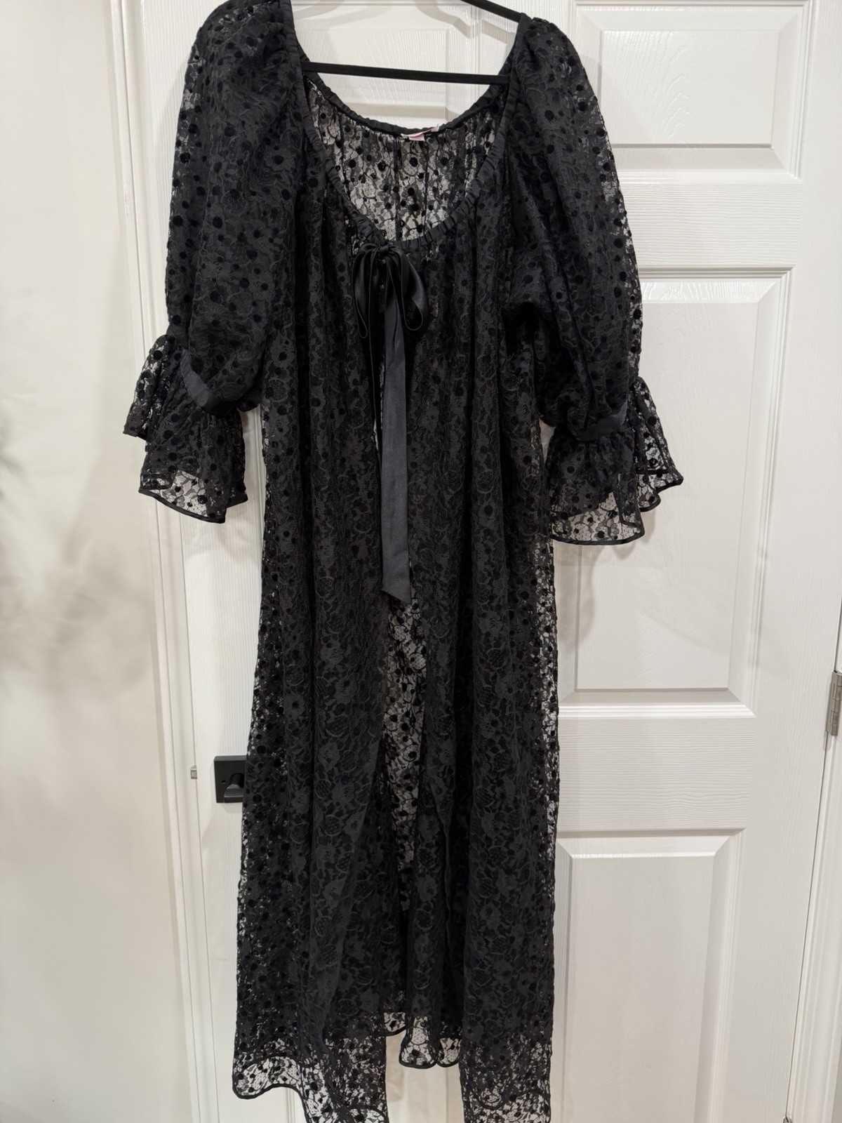 Rare Vintage Arnold Scaasi Union Lace Puff Sleeve Peignoir With Bow Closure