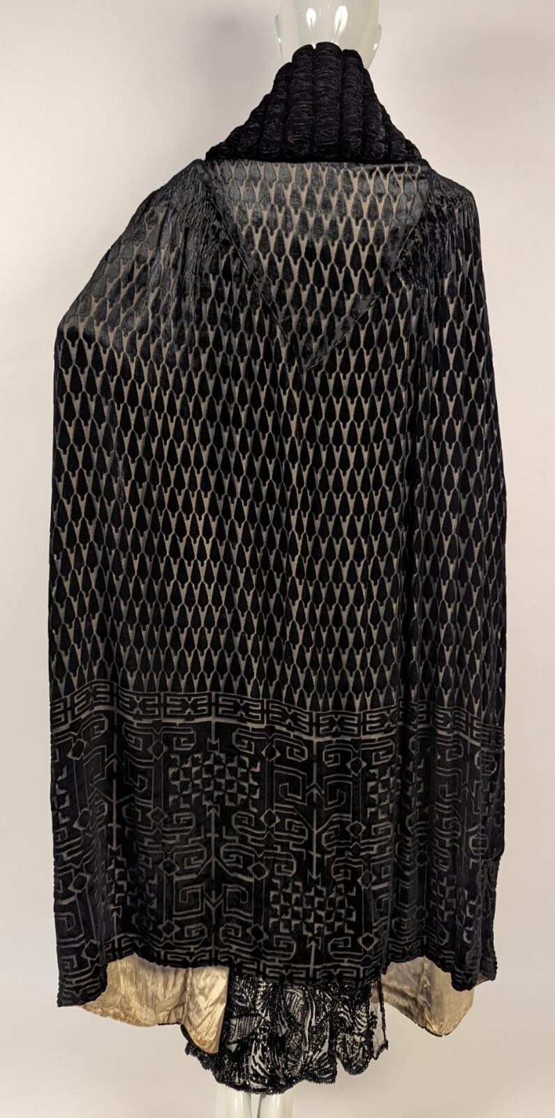 ART DECO 1920’S HAUTE COUTURE WORTH GEOMETRIC SILK VELVET CAPE W RUCHED COLLAR