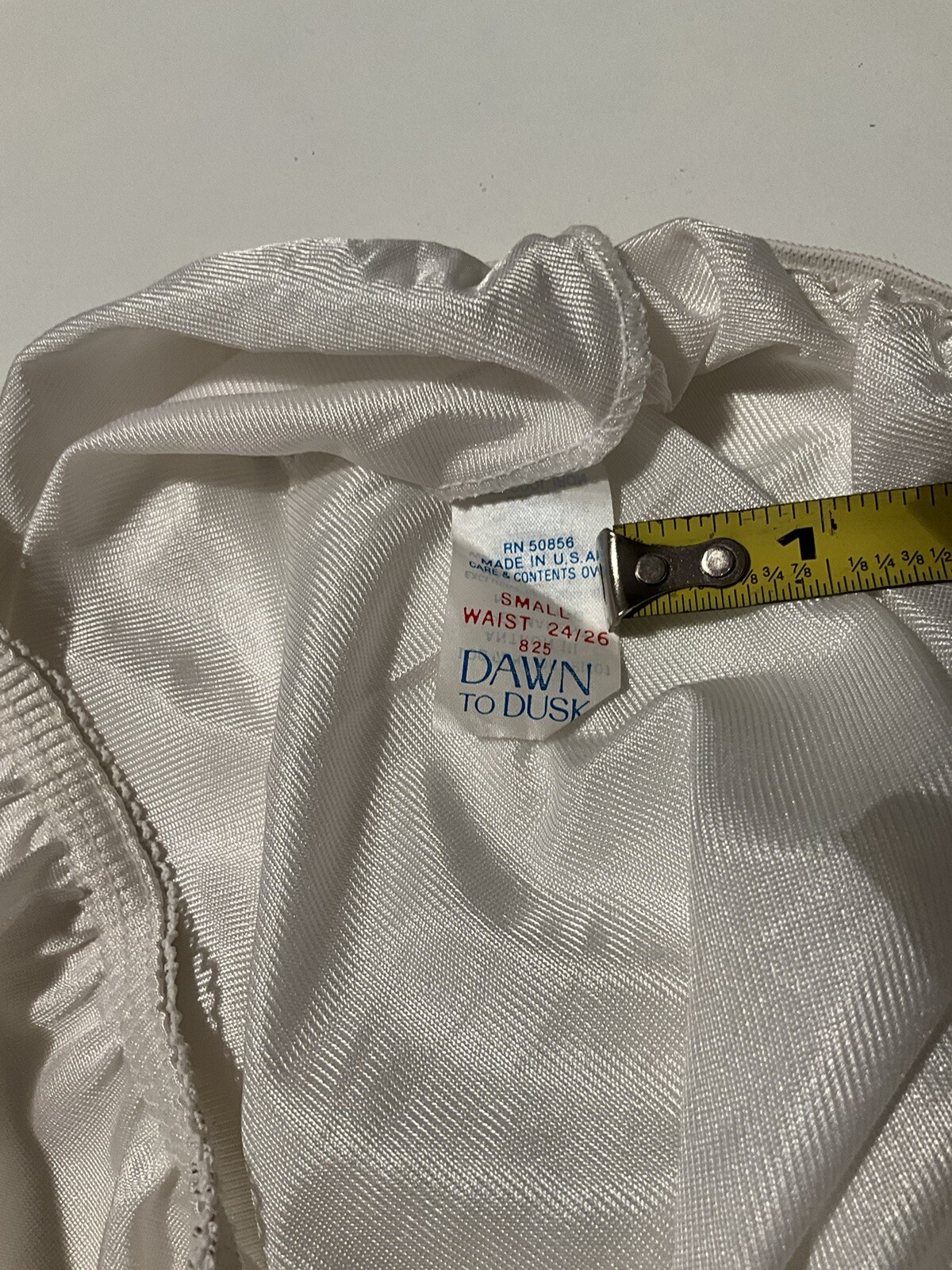 DAWN TO DUSK VINTAGE 70s Half Slip White Silky Tricot Antron III Sz Small 24/26